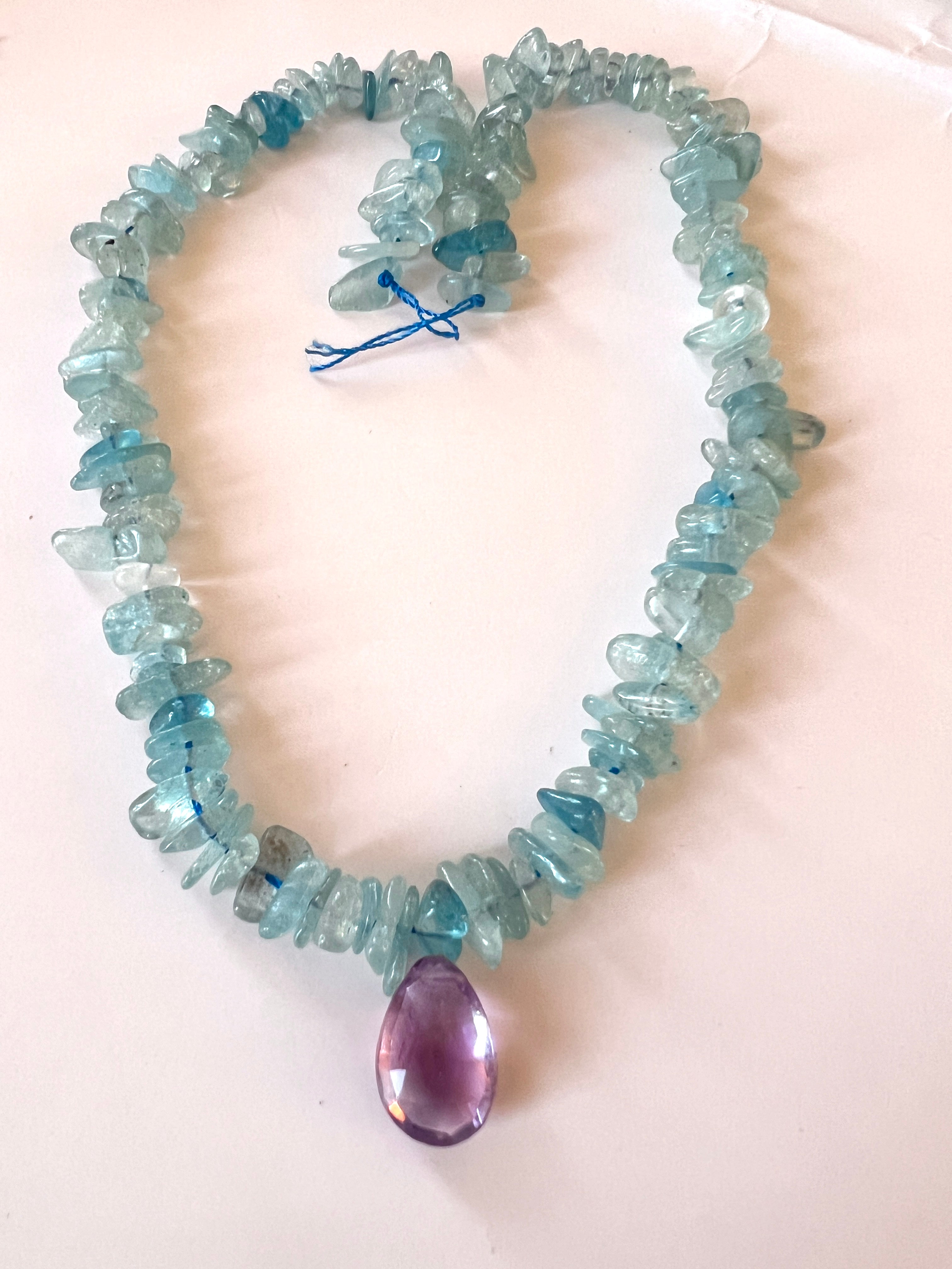 Fil de perles "chips" en Aigue-Marine