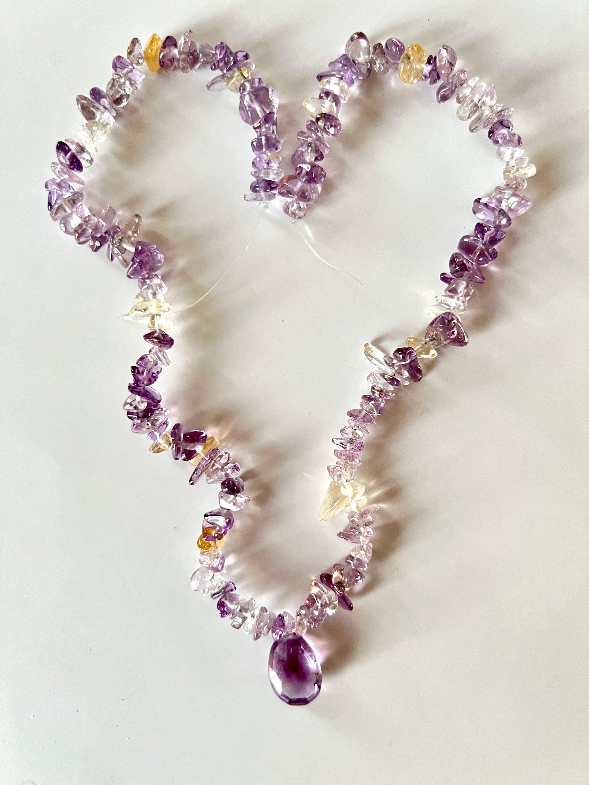 Fil de perles"chips" en Améthyste et Citrine