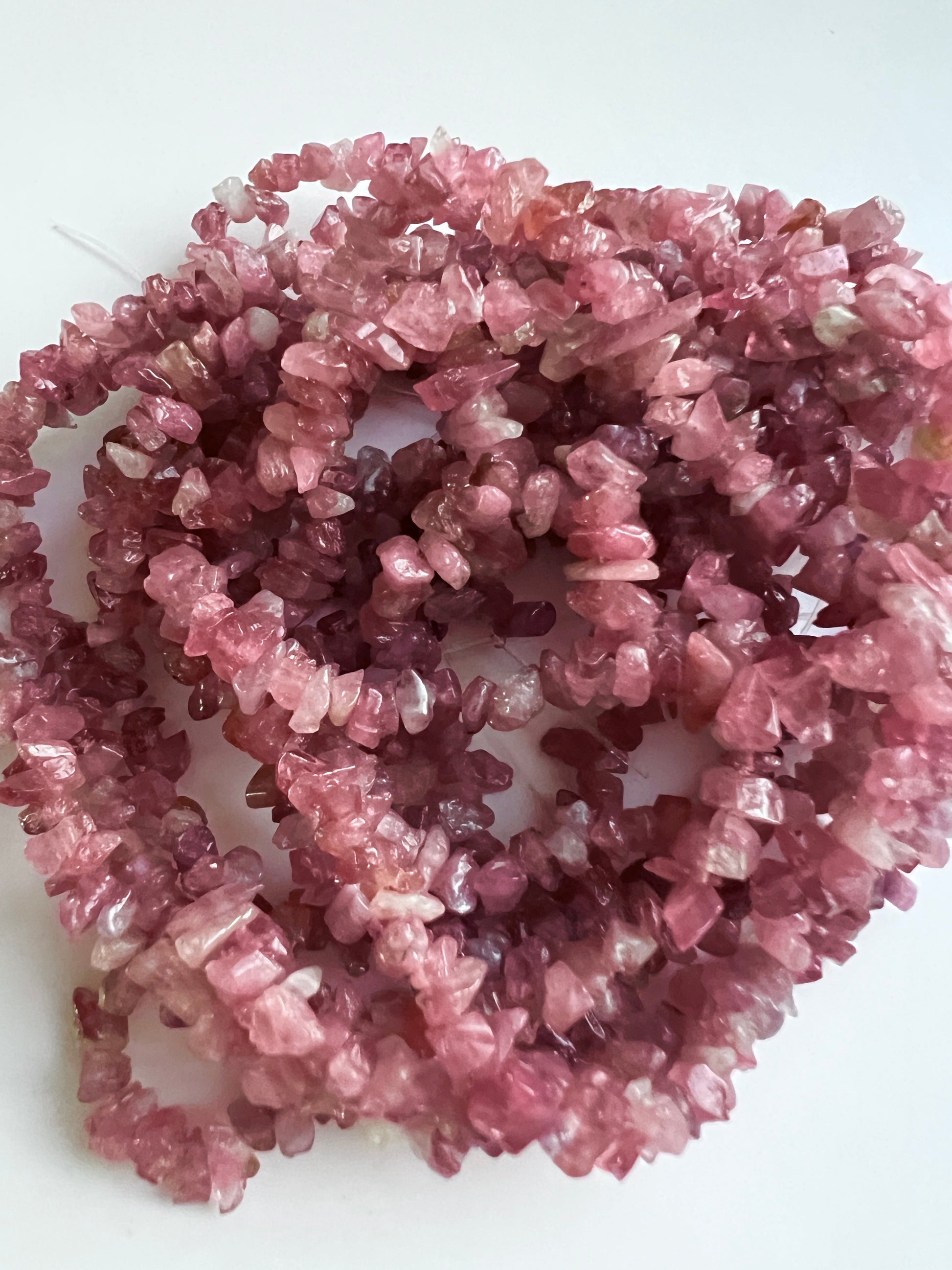 Fil de perles "chips" en Tourmaline Rose