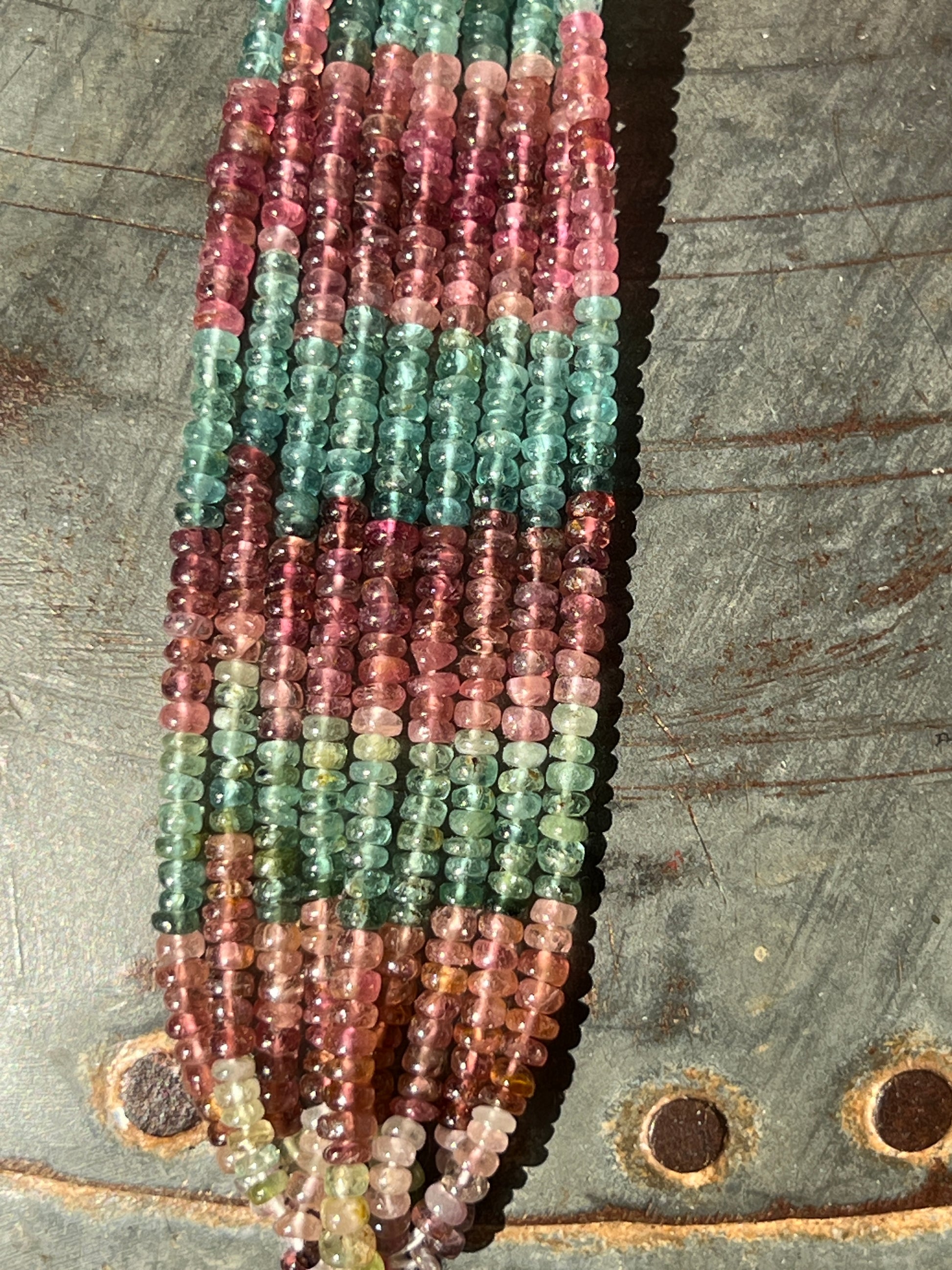 Fil de petites rondelles de Tourmaline bleue, rose et verte.