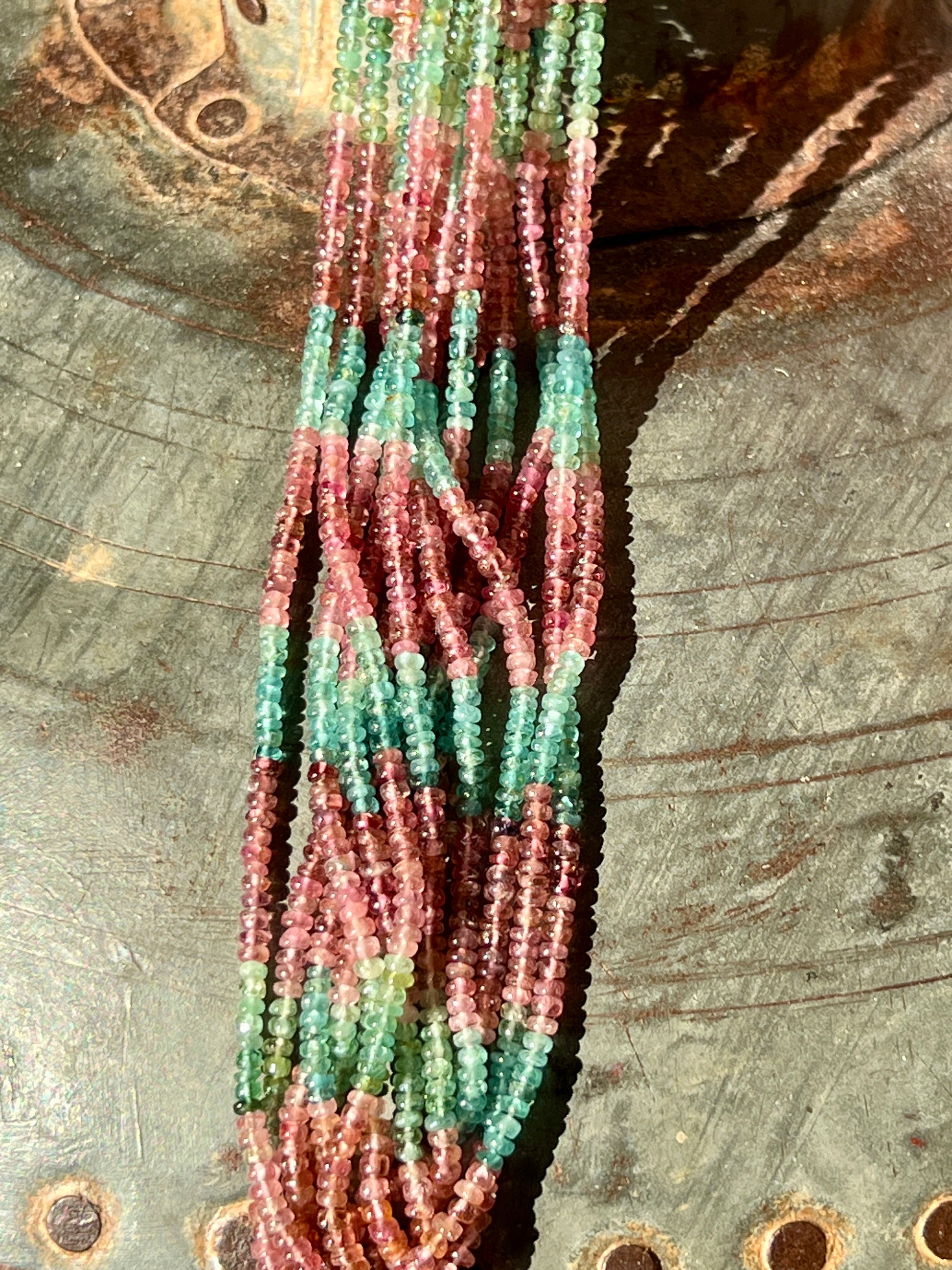 Fil de petites rondelles de Tourmaline bleue, rose et verte.