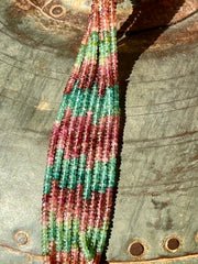 Fil de petites rondelles de Tourmaline bleue, rose et verte.