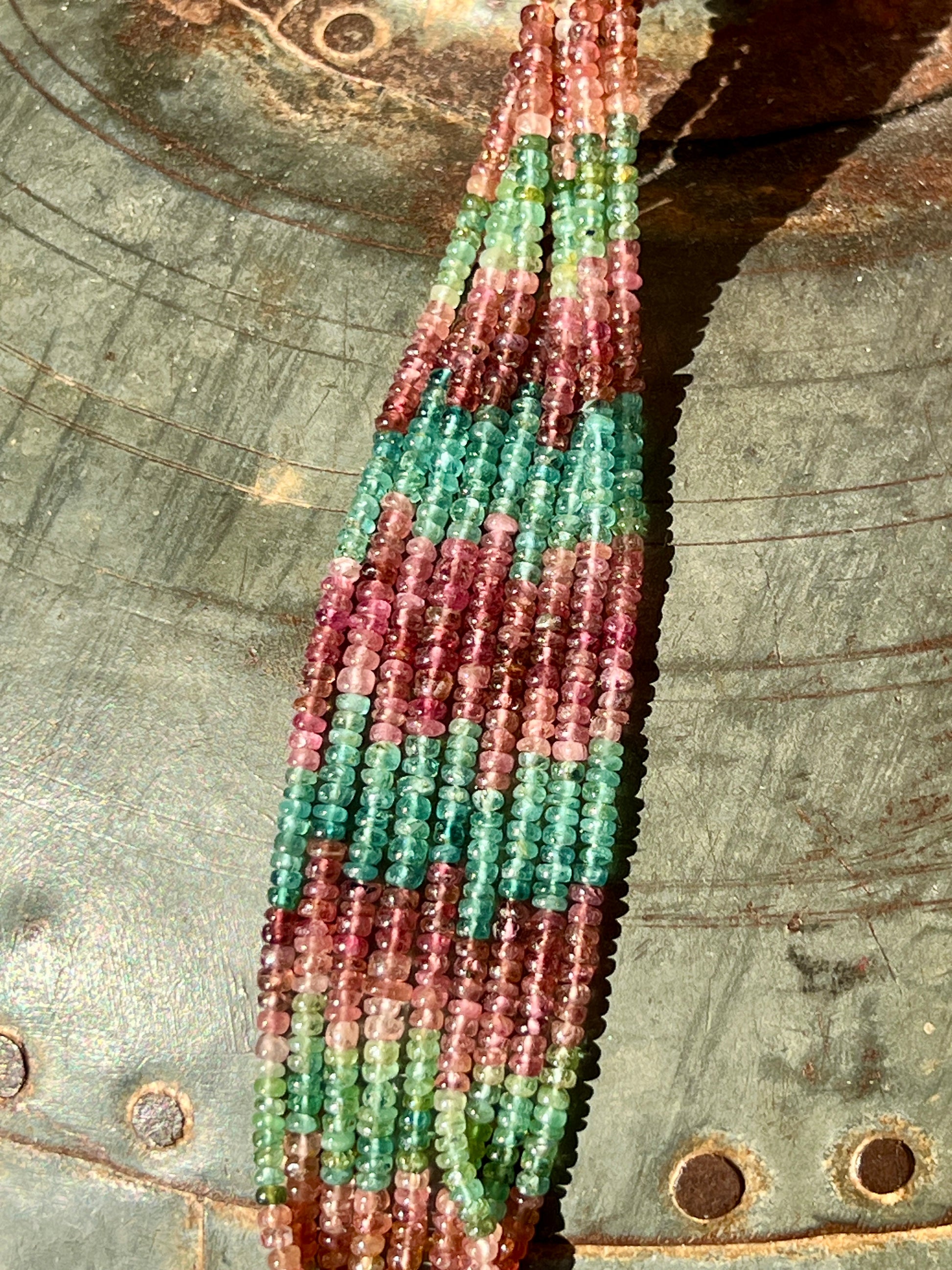 Fil de petites rondelles de Tourmaline bleue, rose et verte.