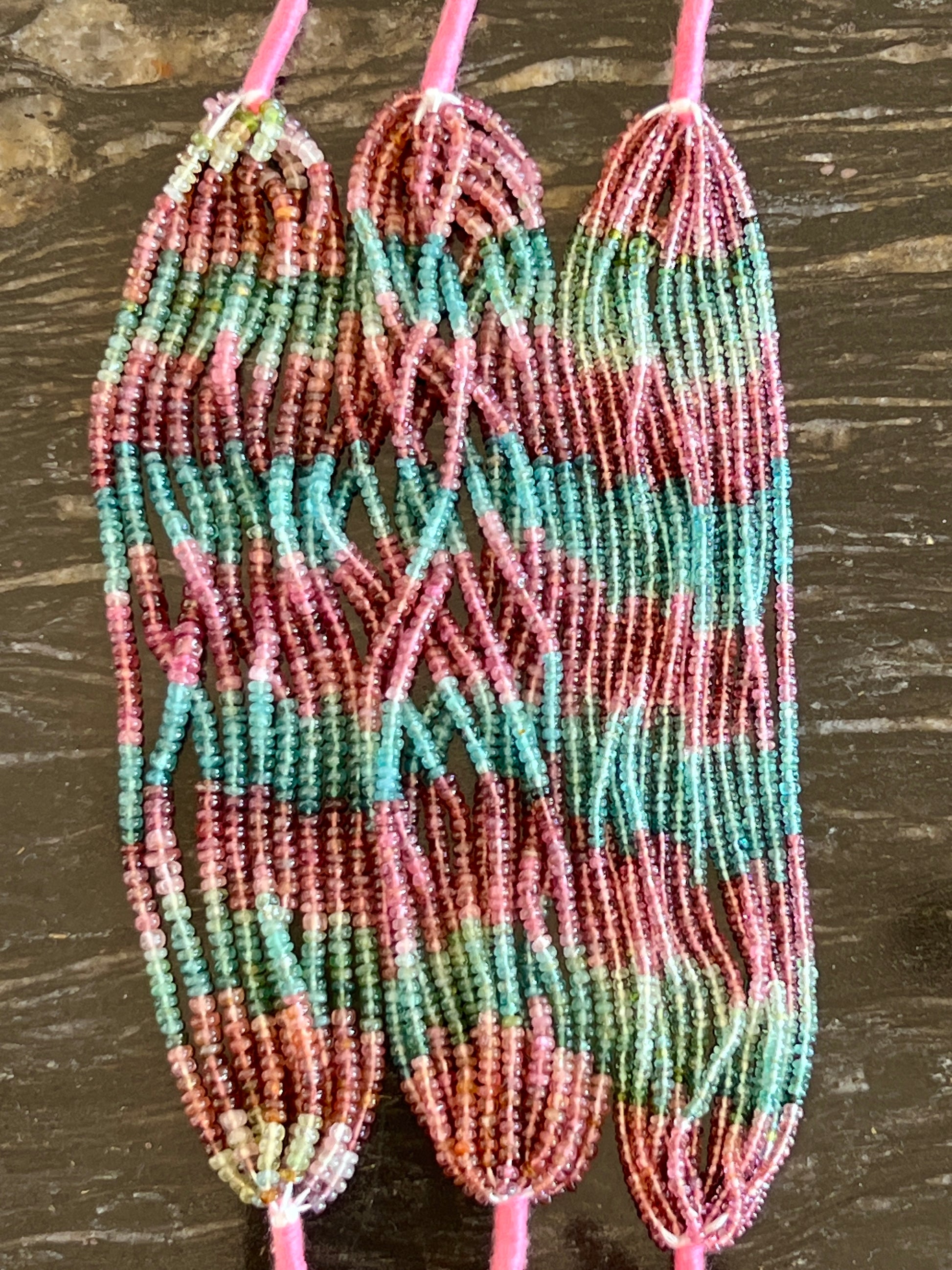 Fil de petites rondelles de Tourmaline bleue, rose et verte.