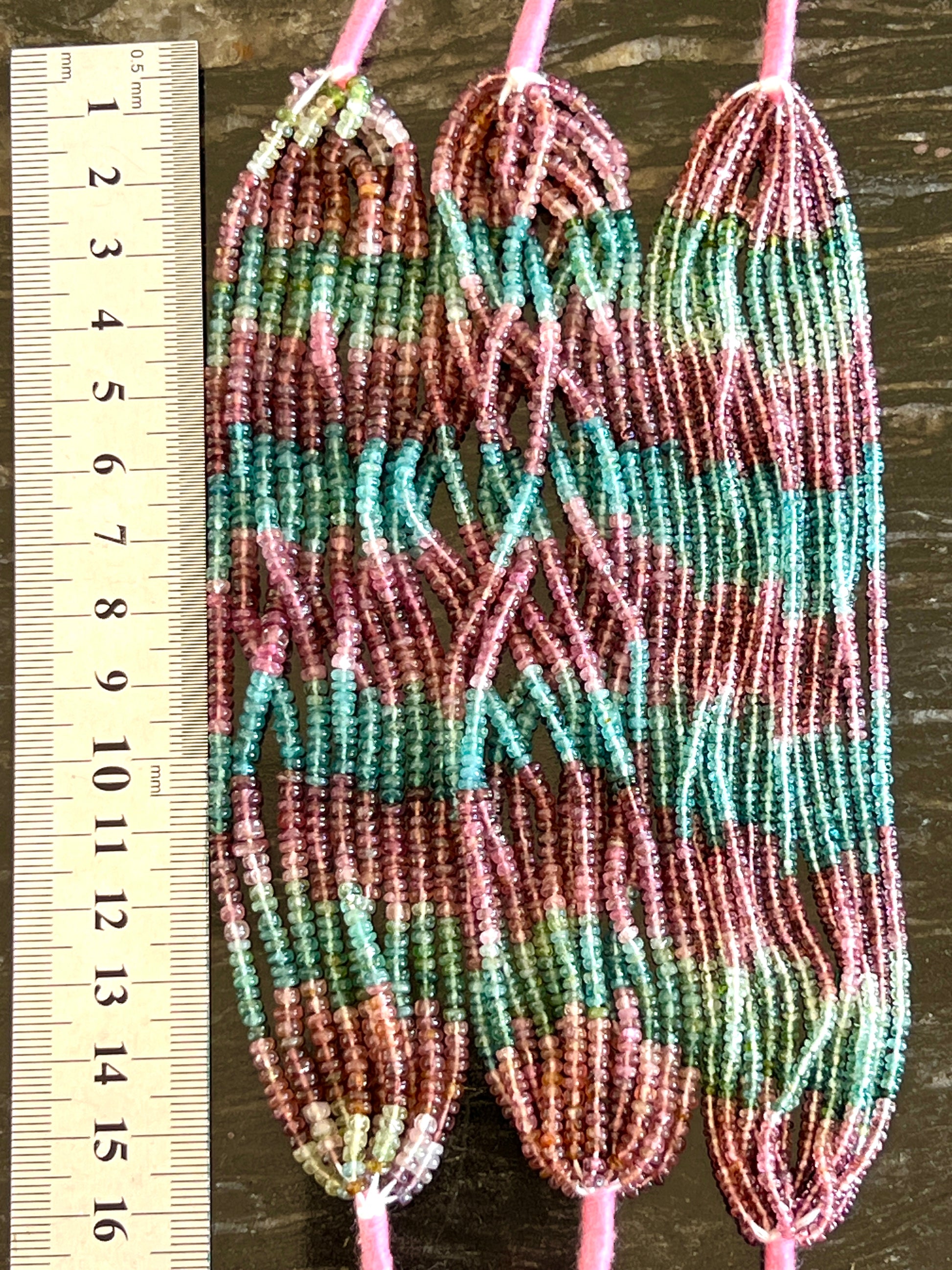 Fil de petites rondelles de Tourmaline bleue, rose et verte.