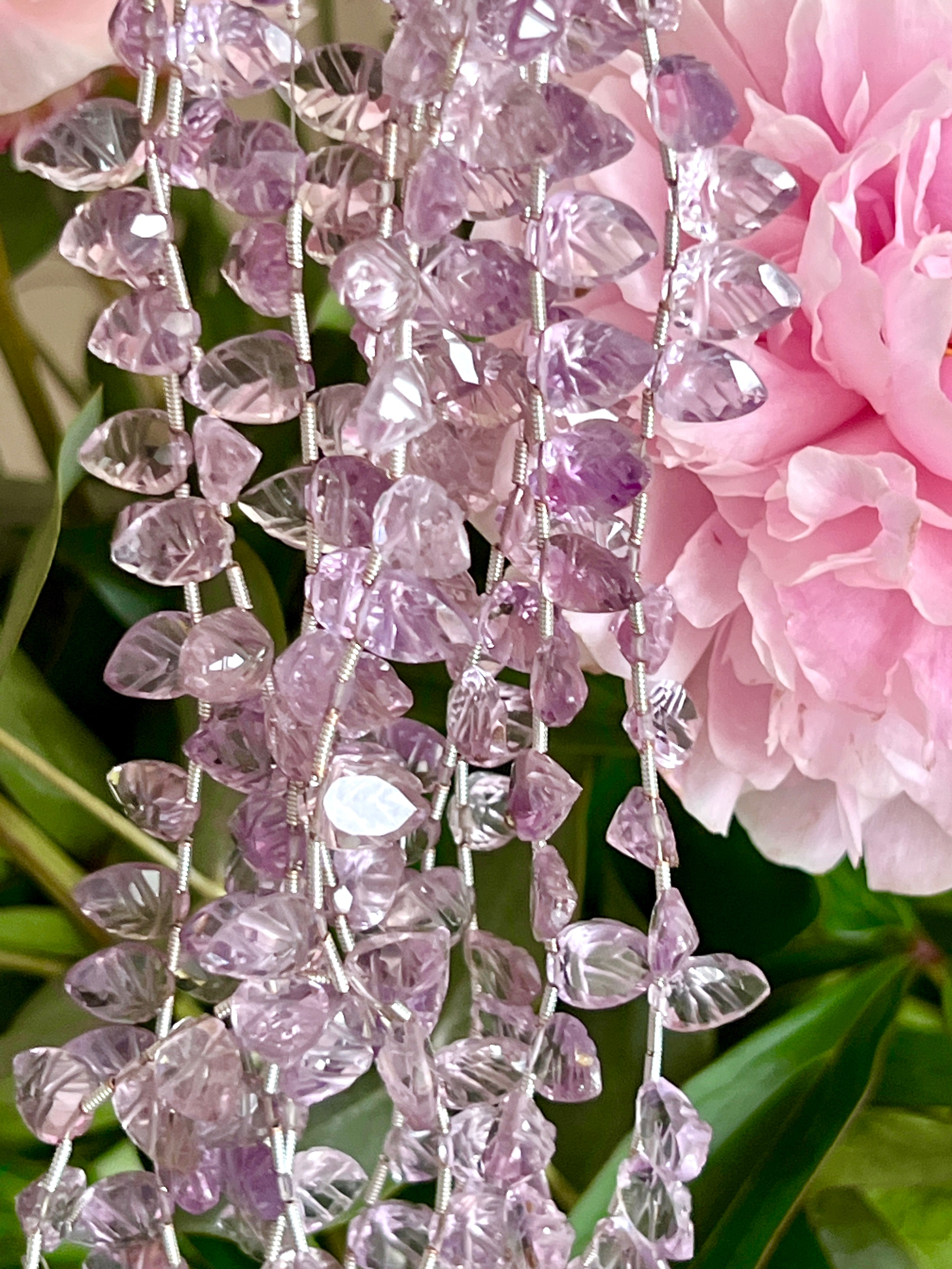 Fil de feuilles sculptées en Améthyste rose.