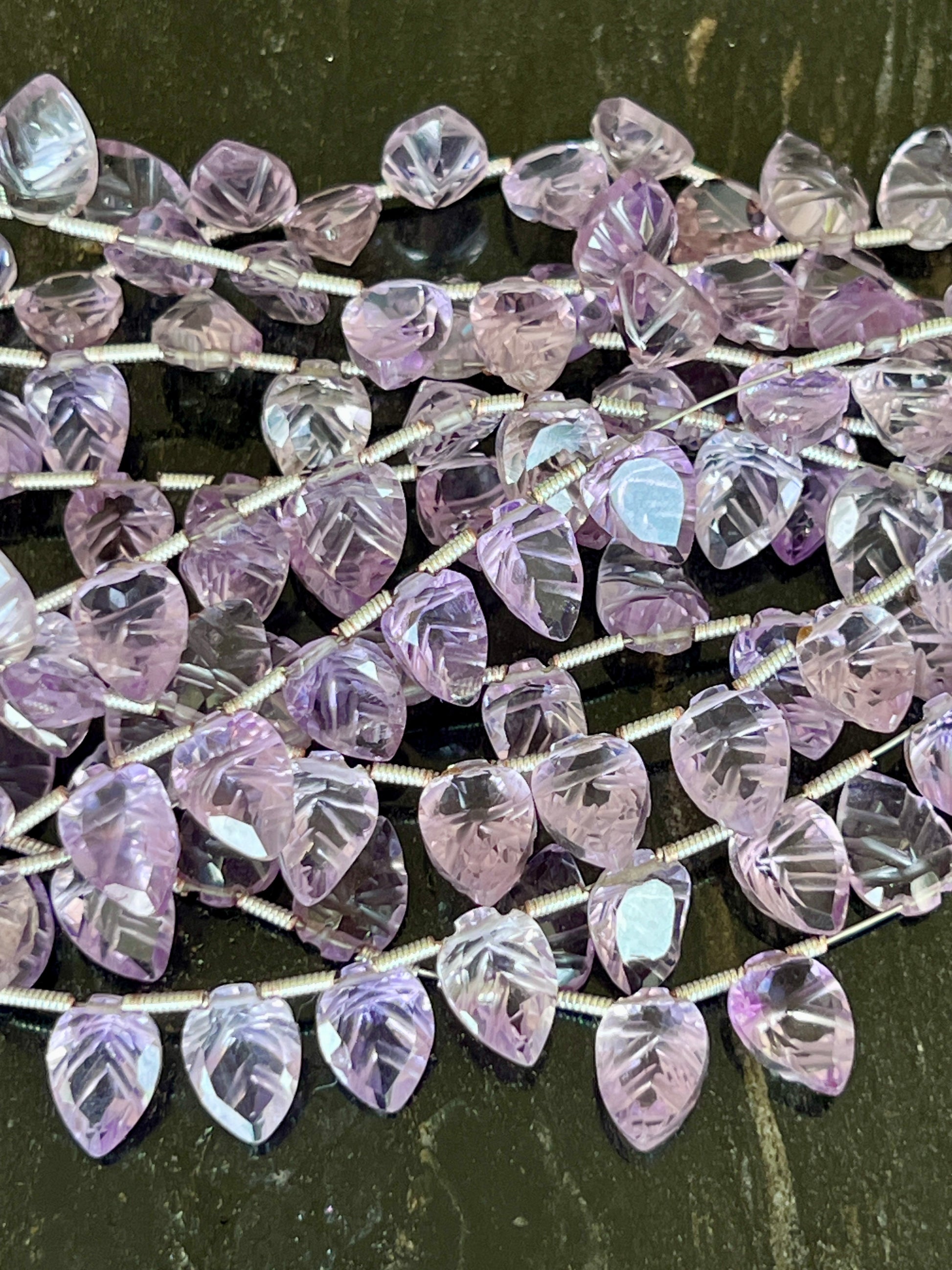Fil de feuilles sculptées en Améthyste rose.