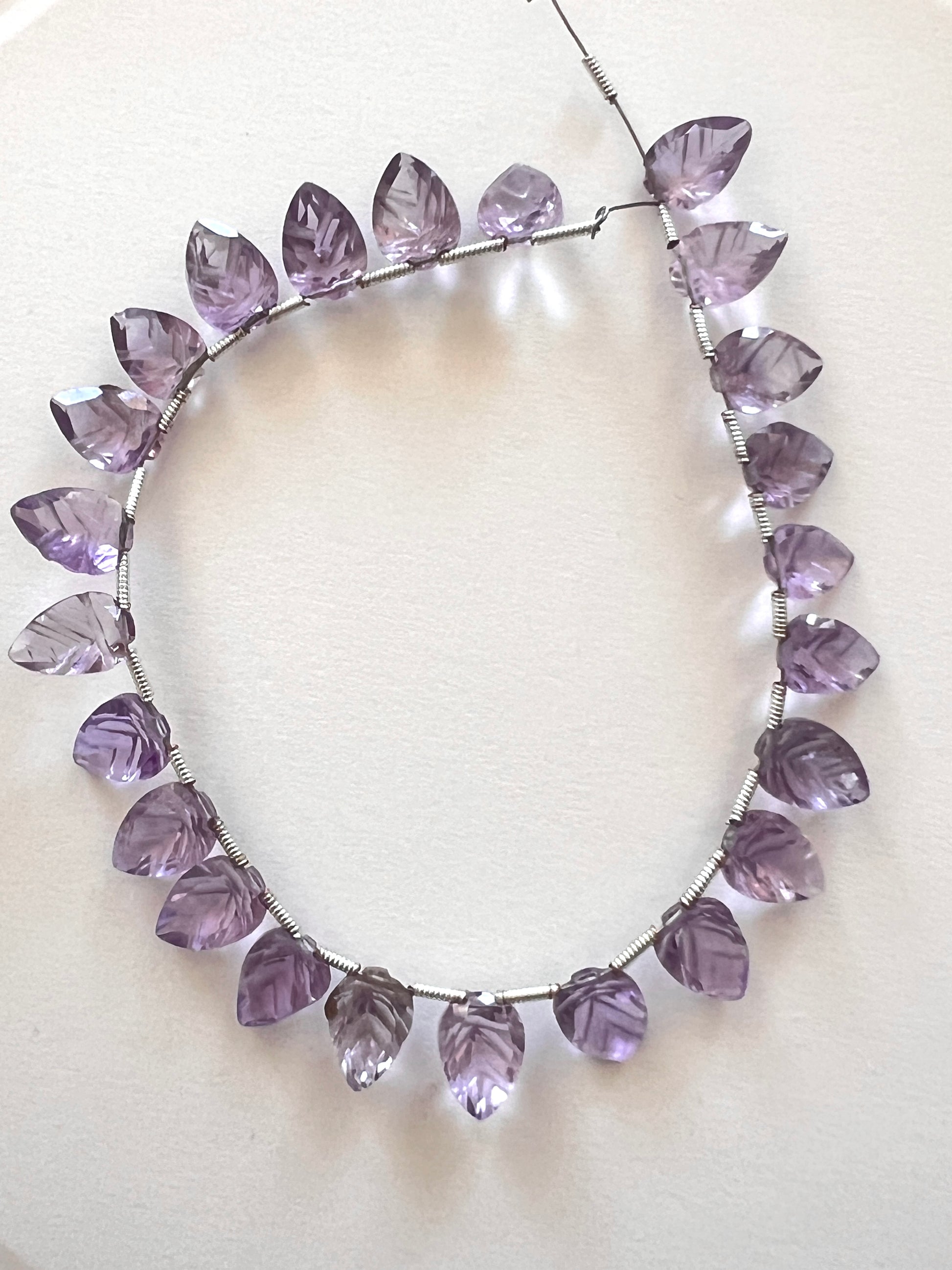 Fil de feuilles sculptées en Améthyste rose.