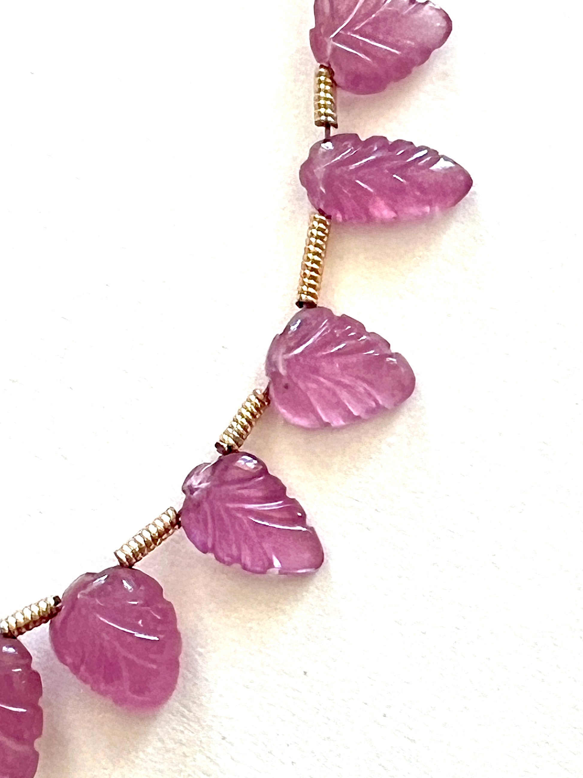 Fil de petites feuilles sculptées en Topaze Rose