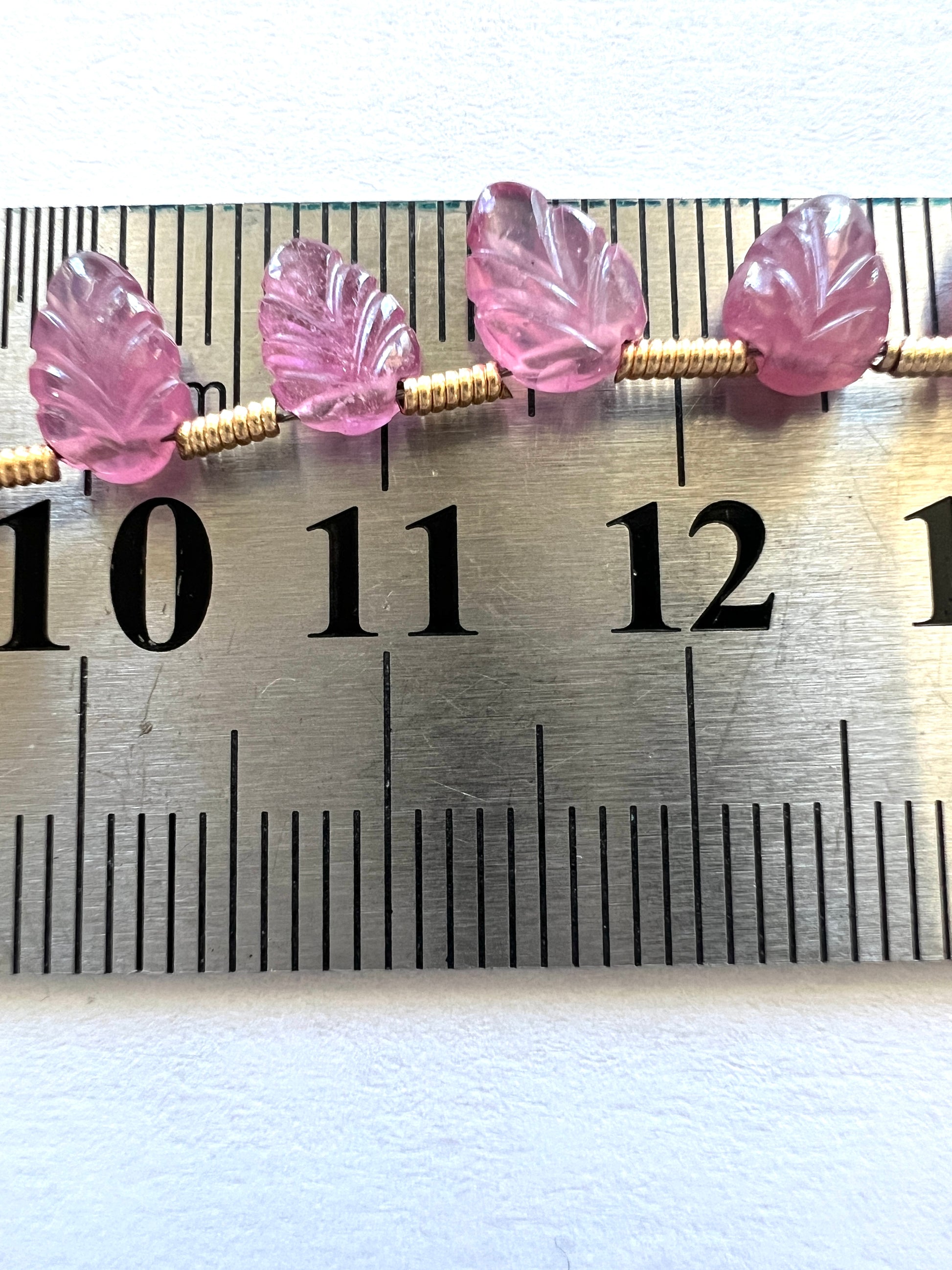 Fil de petites feuilles sculptées en Topaze Rose