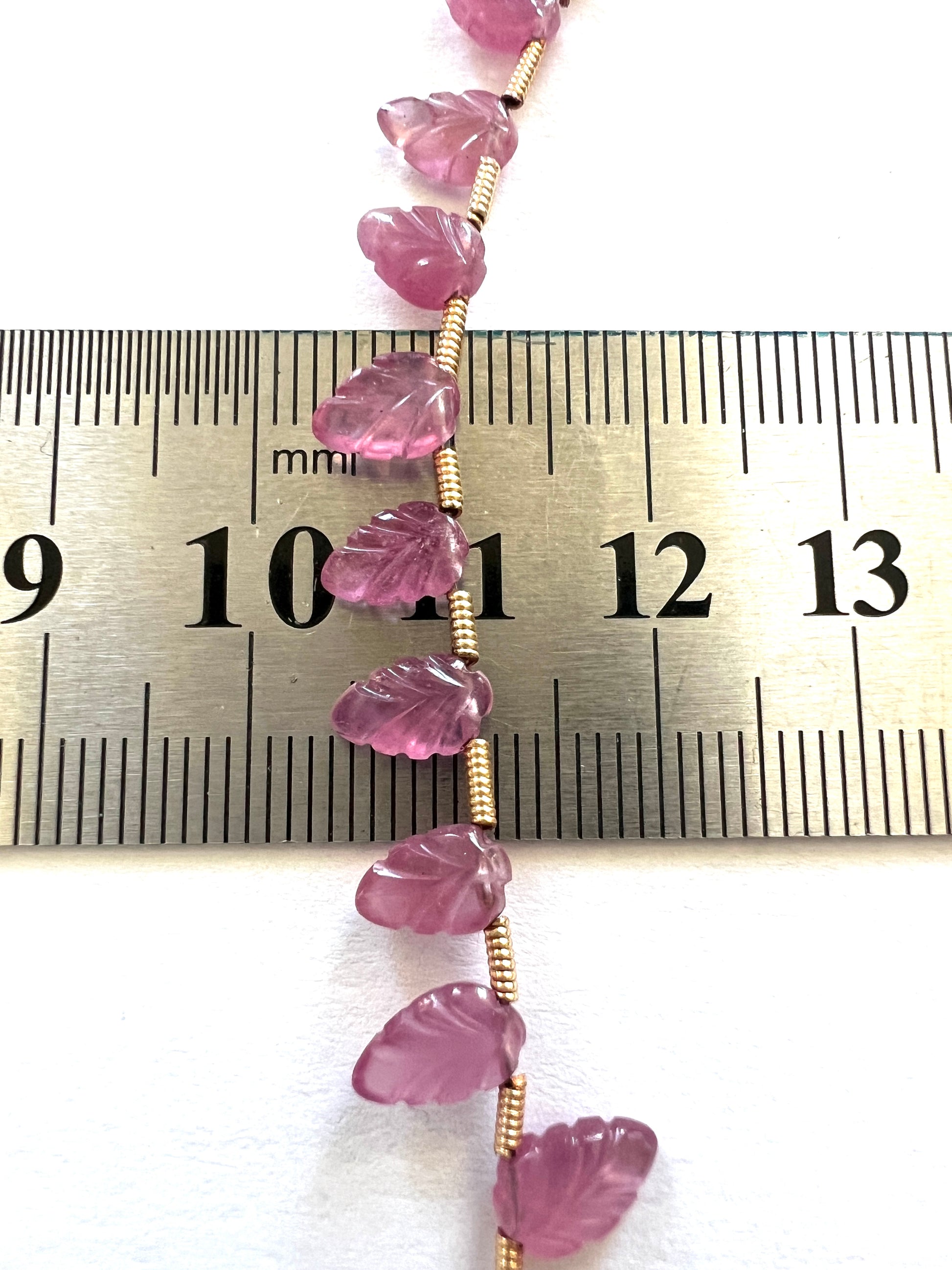Fil de petites feuilles sculptées en Topaze Rose