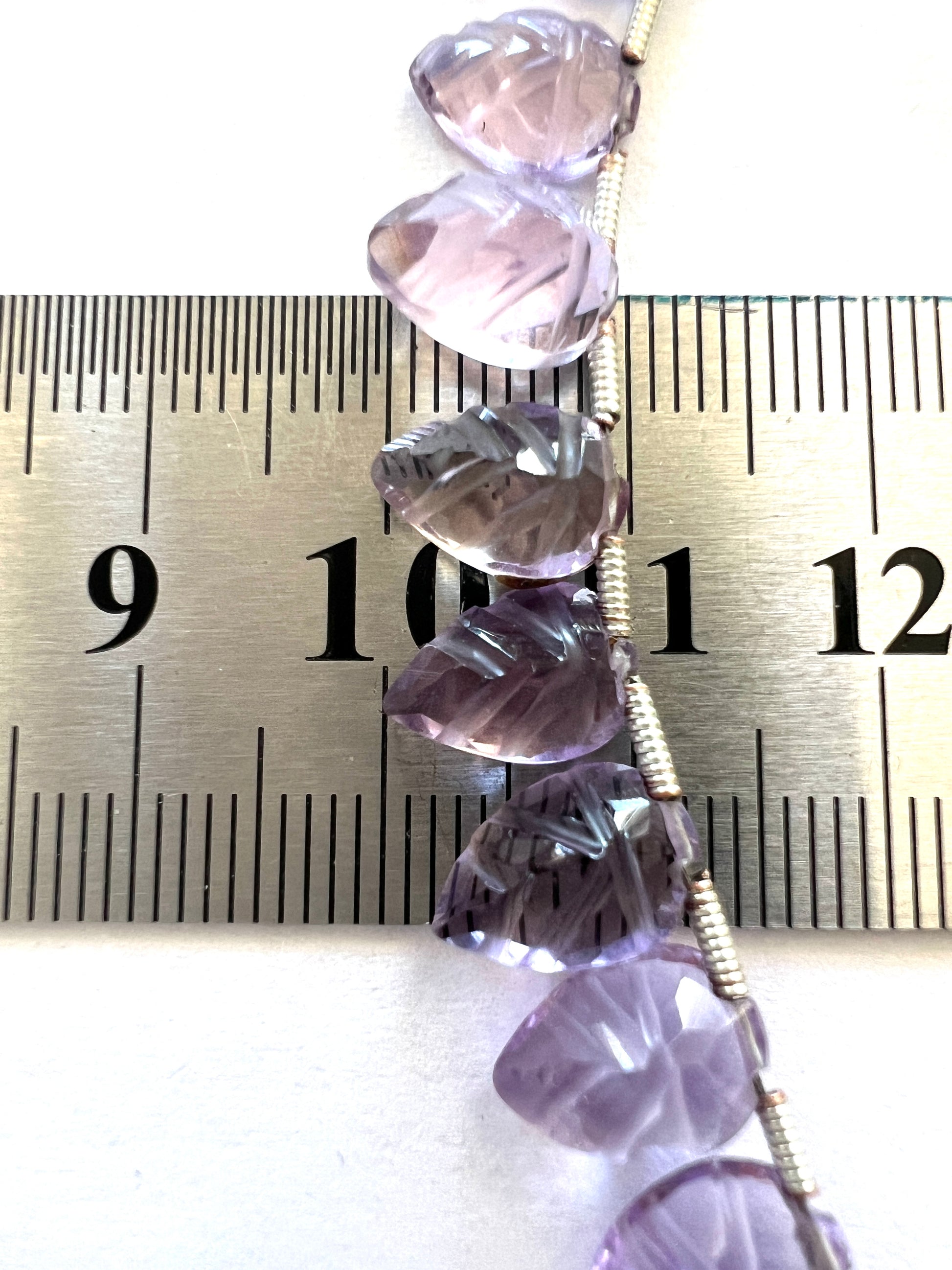 Fil de feuilles sculptées en Améthyste rose.