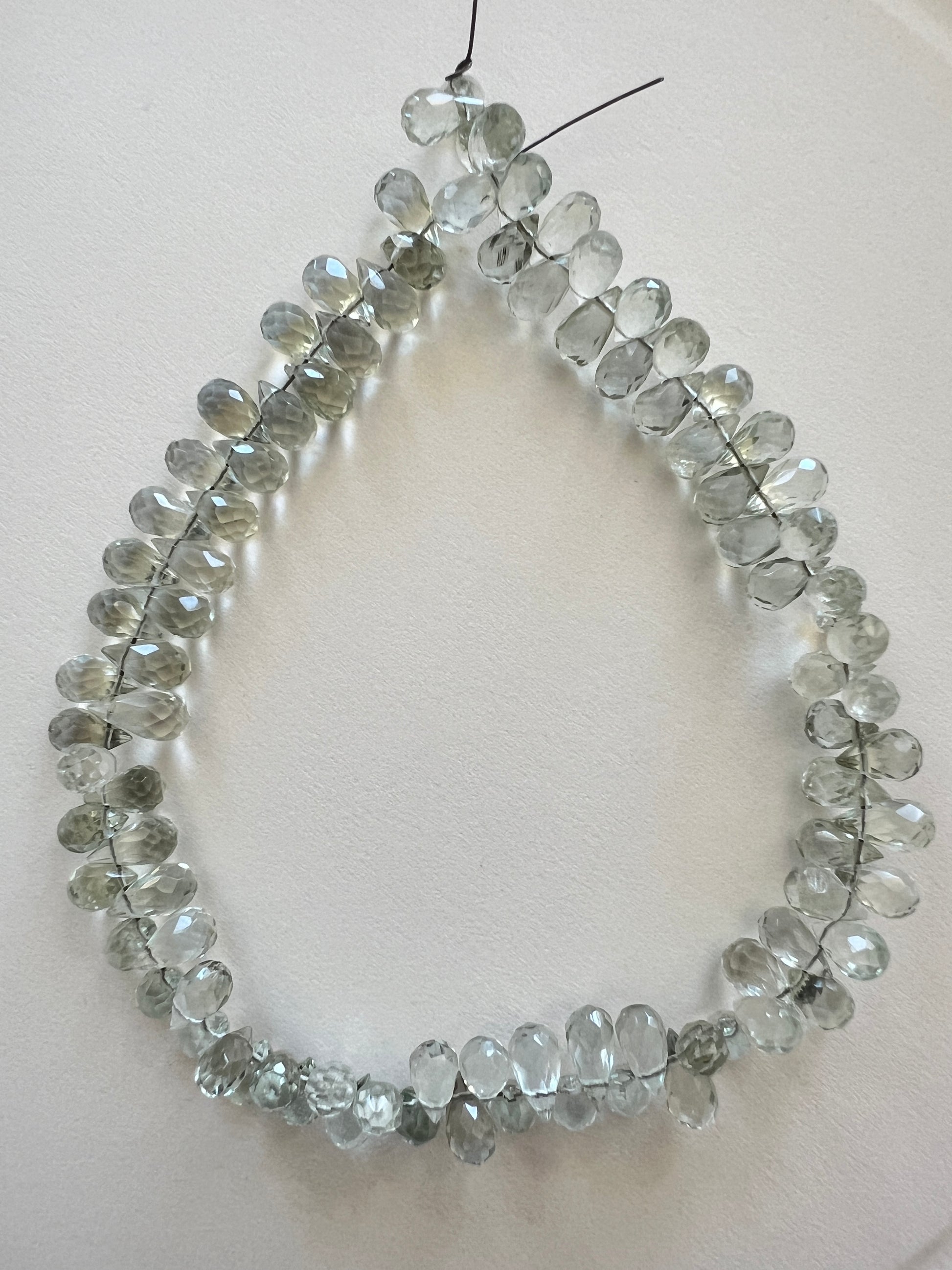 Fil de petites gouttes en Améthyste verte ou Prasiolite, facettée.