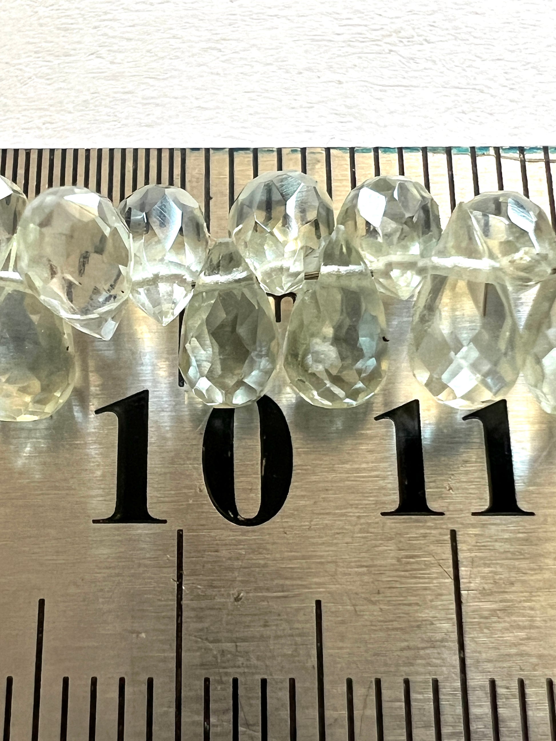 Fil de petites gouttes en Améthyste verte ou Prasiolite, facettée.