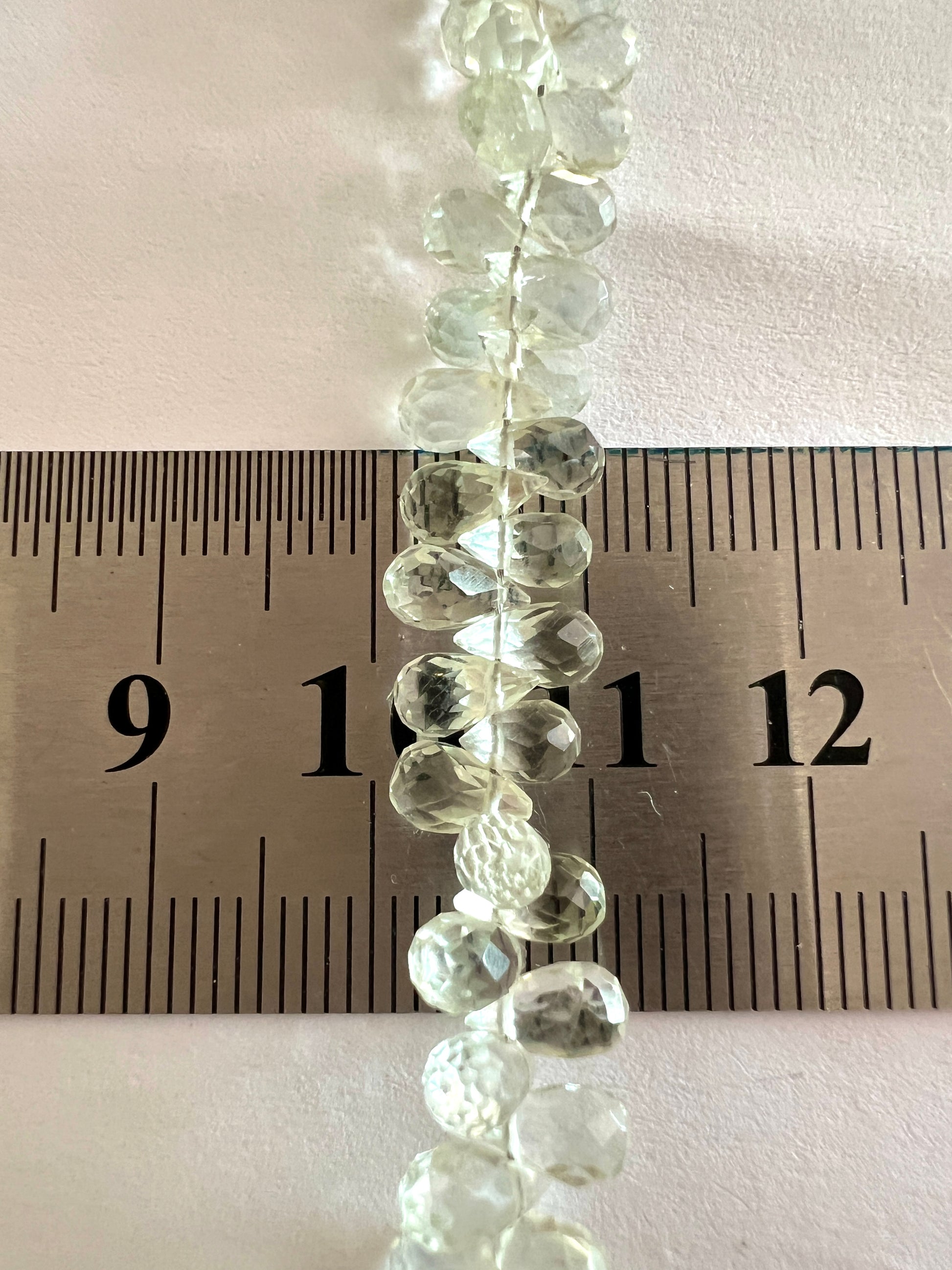 Fil de petites gouttes en Améthyste verte ou Prasiolite, facettée.