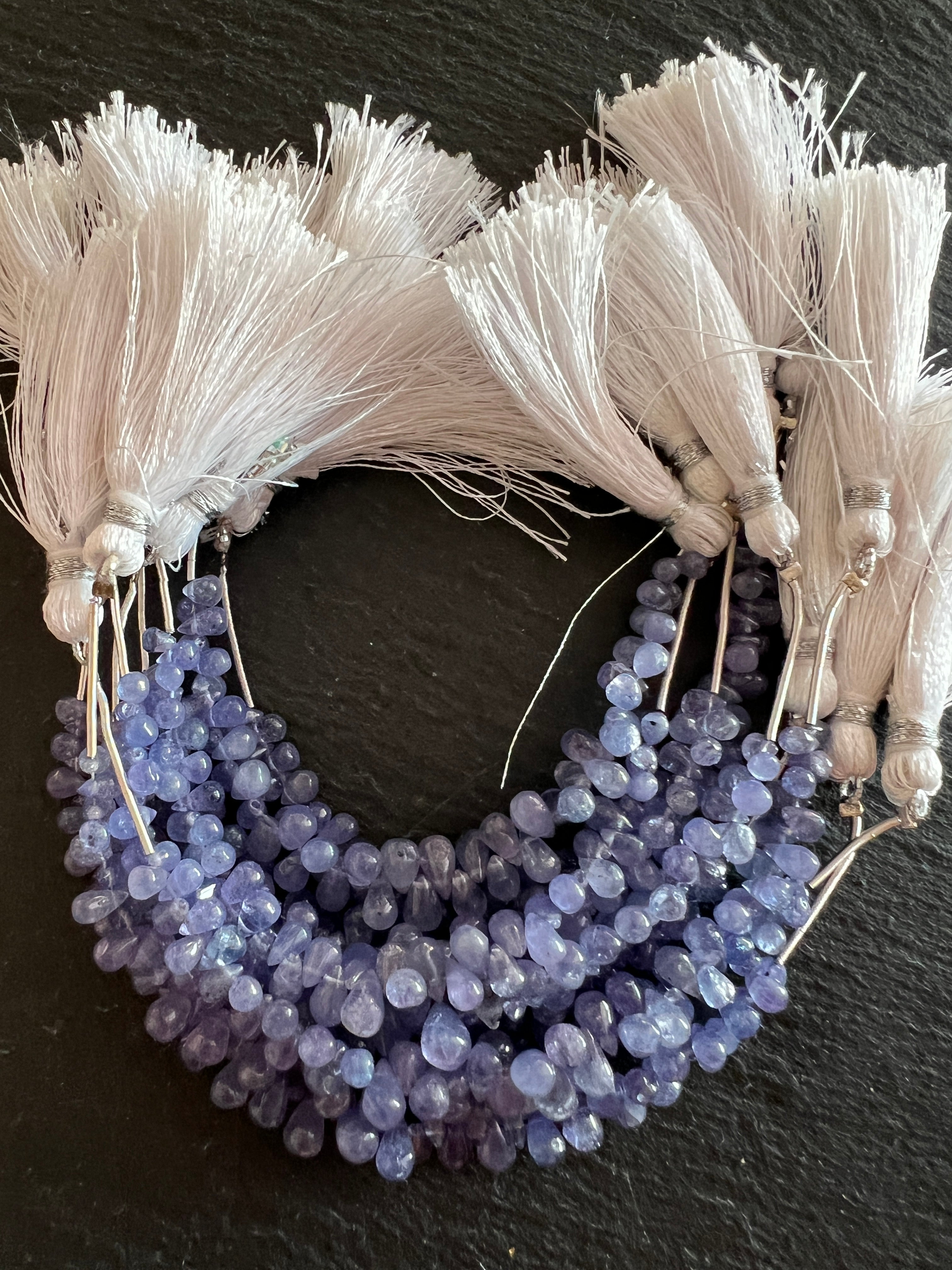 Fil de petites gouttes en Tanzanite