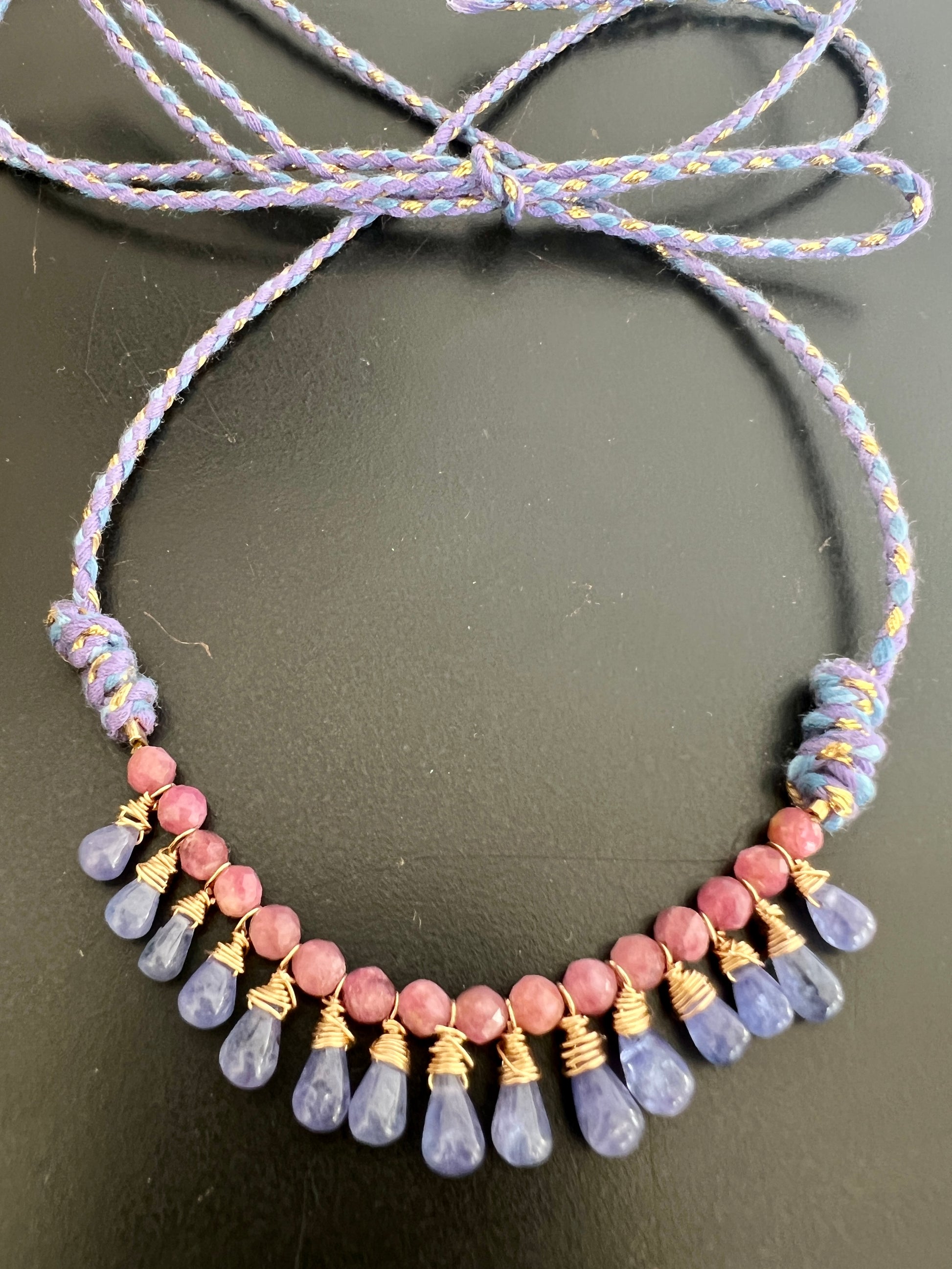 Fil de petites gouttes en Tanzanite