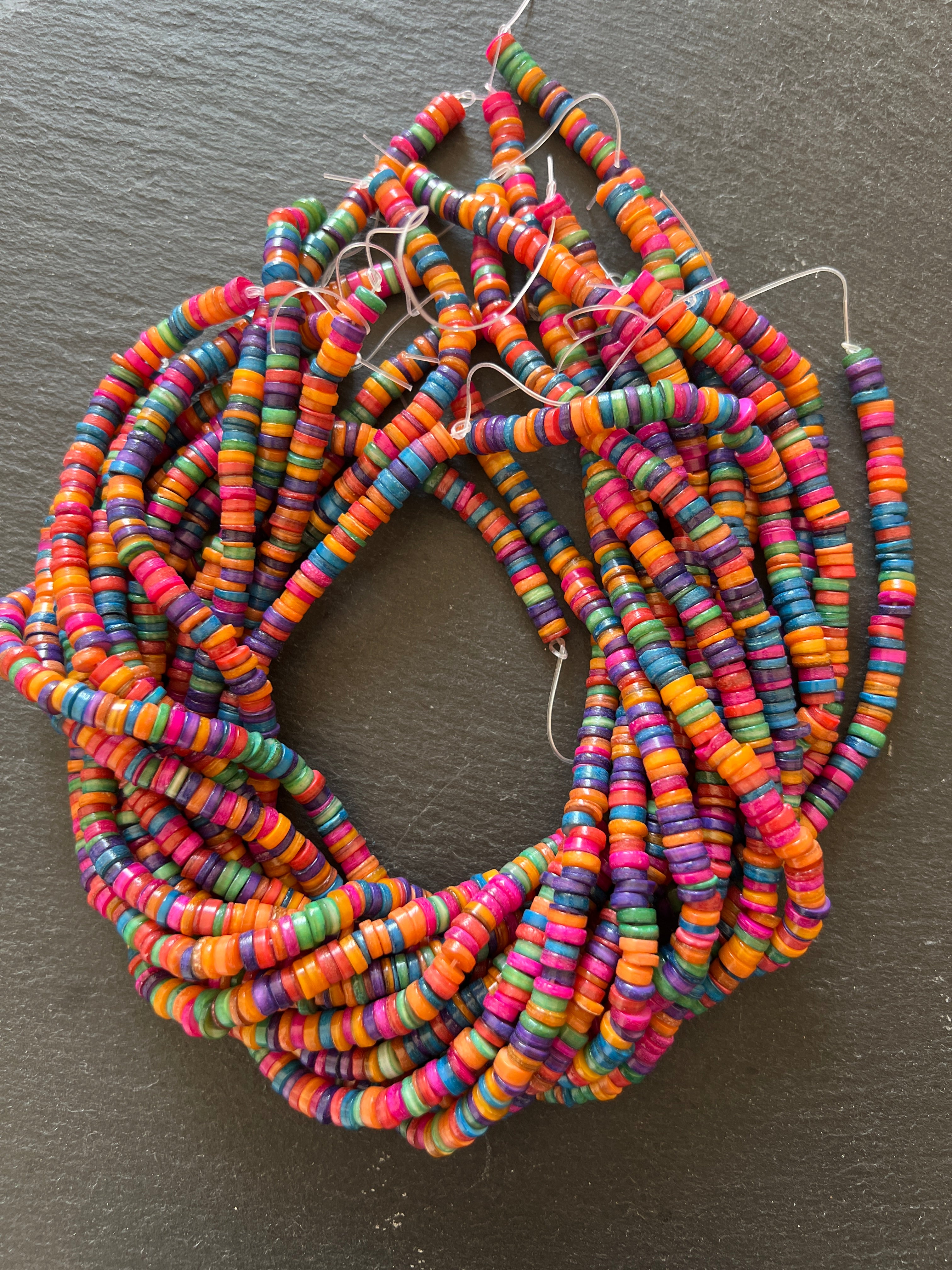 Heishi coquillage Corail

Description

Il s'agit d'un coquillage de couleur claire qui a été teint.

&nbsp;Parfaites pour les collier surfer ou les colliers de plage.

Le coquillage ne craint pas l'eau salée.

Ces Heishi coquillage sont fun, en matière naturelle et très abordables.

Caractéristiques

. Heishi coquillage Corail

. diamètre environ 6-7 mm,

. longueur du fil environ 38 cm,

Vendu au fil.