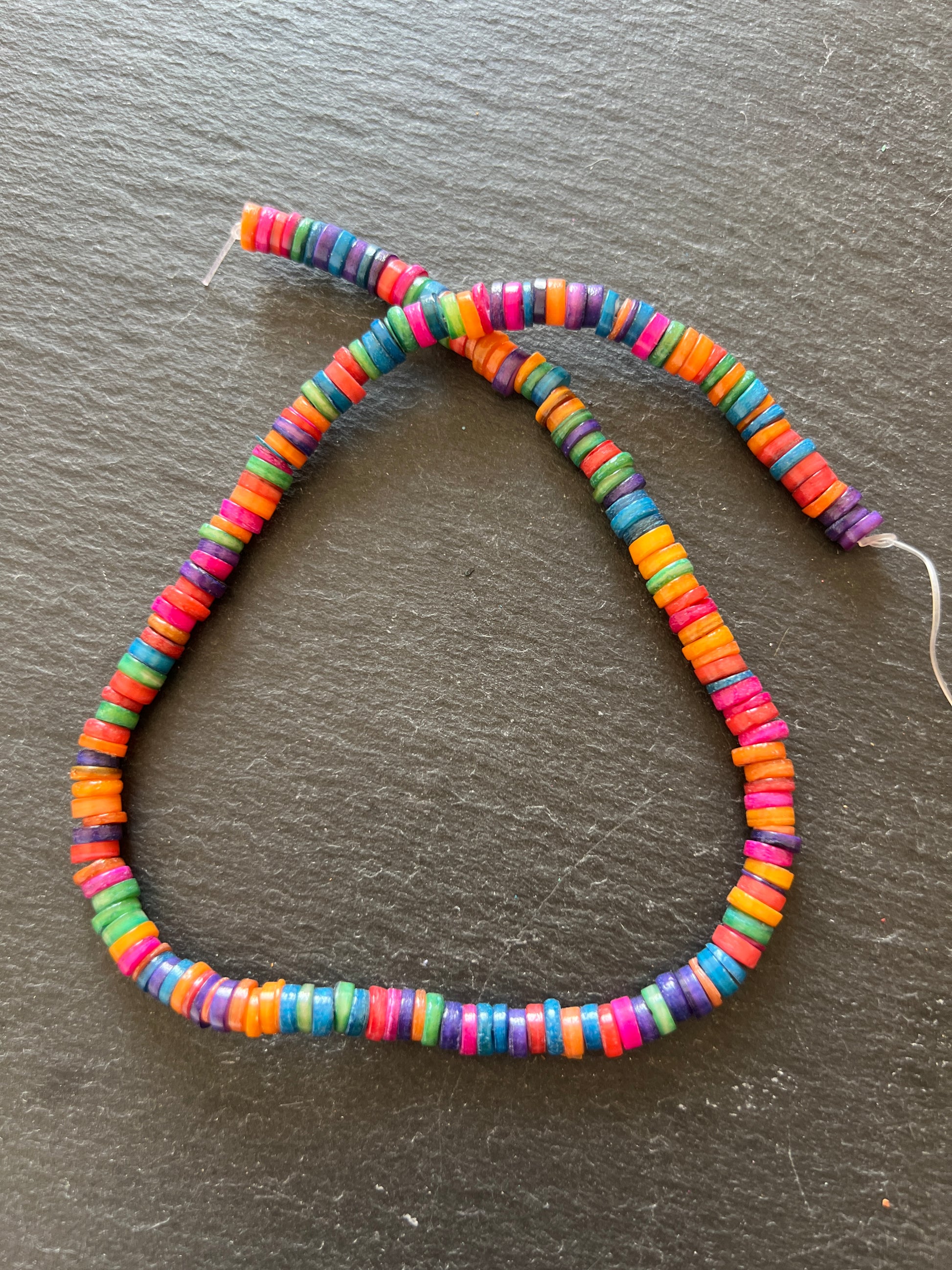 Heishi coquillage Corail

Description

Il s'agit d'un coquillage de couleur claire qui a été teint.

&nbsp;Parfaites pour les collier surfer ou les colliers de plage.

Le coquillage ne craint pas l'eau salée.

Ces Heishi coquillage sont fun, en matière naturelle et très abordables.

Caractéristiques

. Heishi coquillage Corail

. diamètre environ 6-7 mm,

. longueur du fil environ 38 cm,

Vendu au fil.