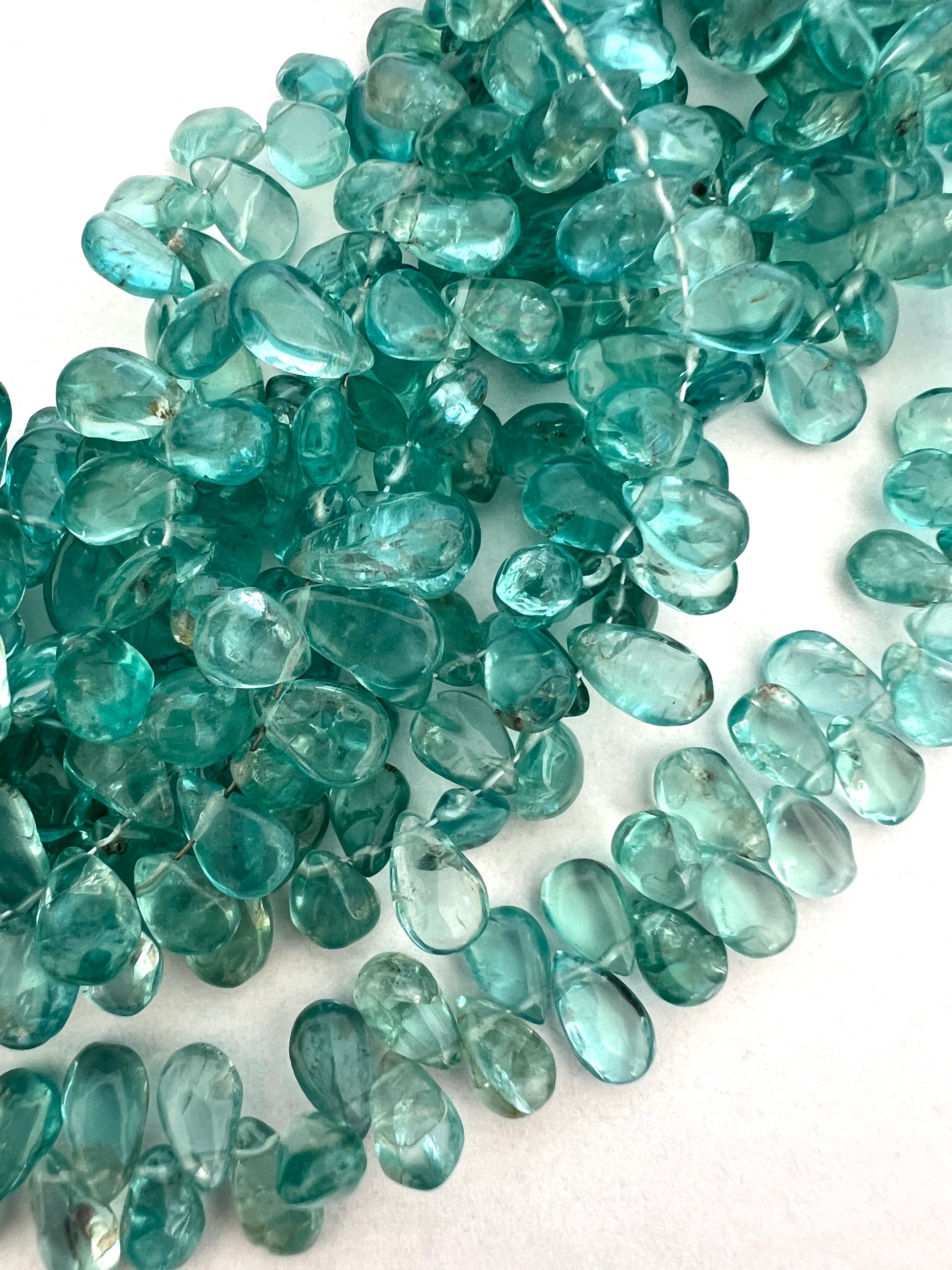 Petites gouttes lisses en Apatite