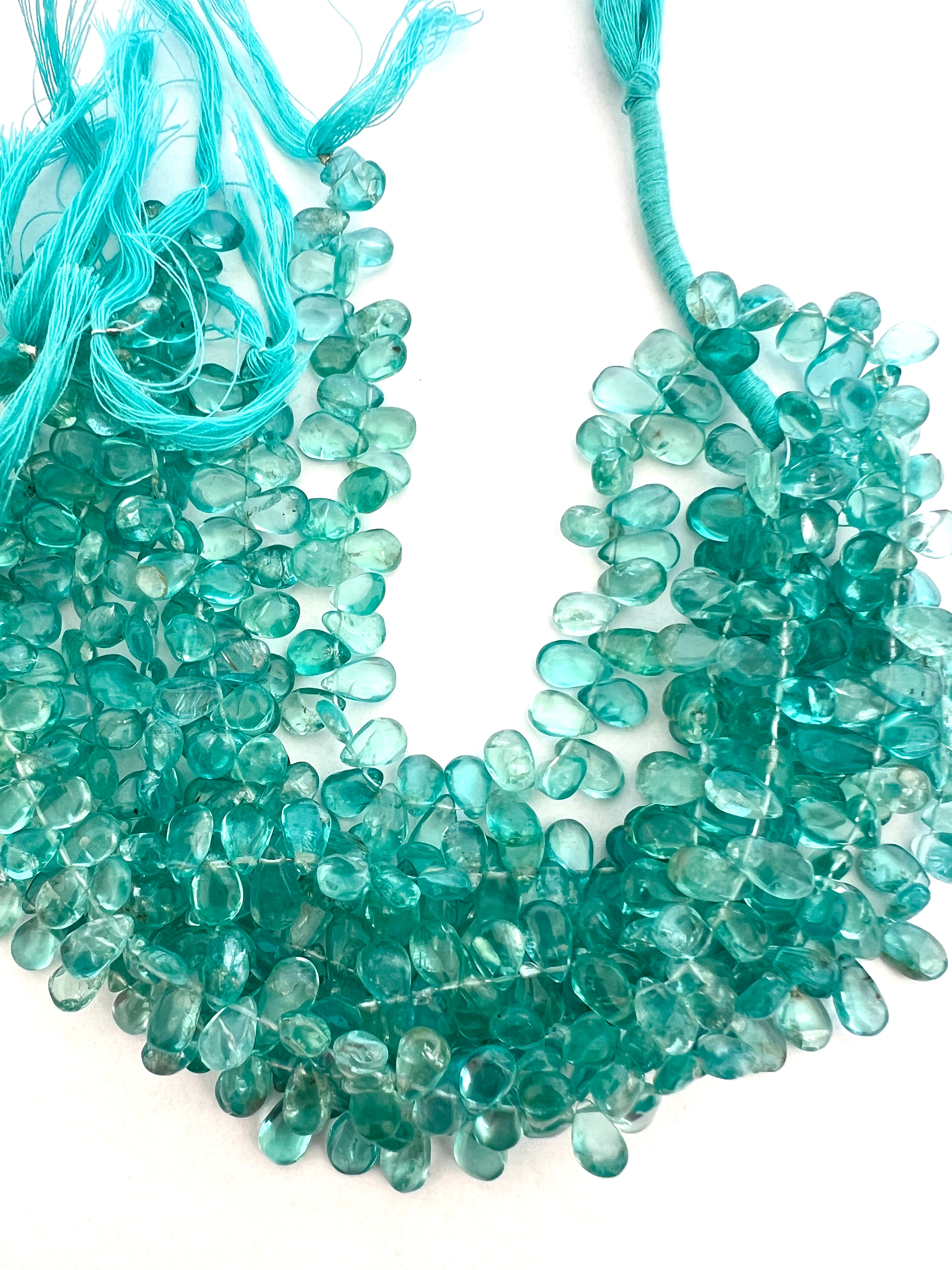 Petites gouttes lisses en Apatite