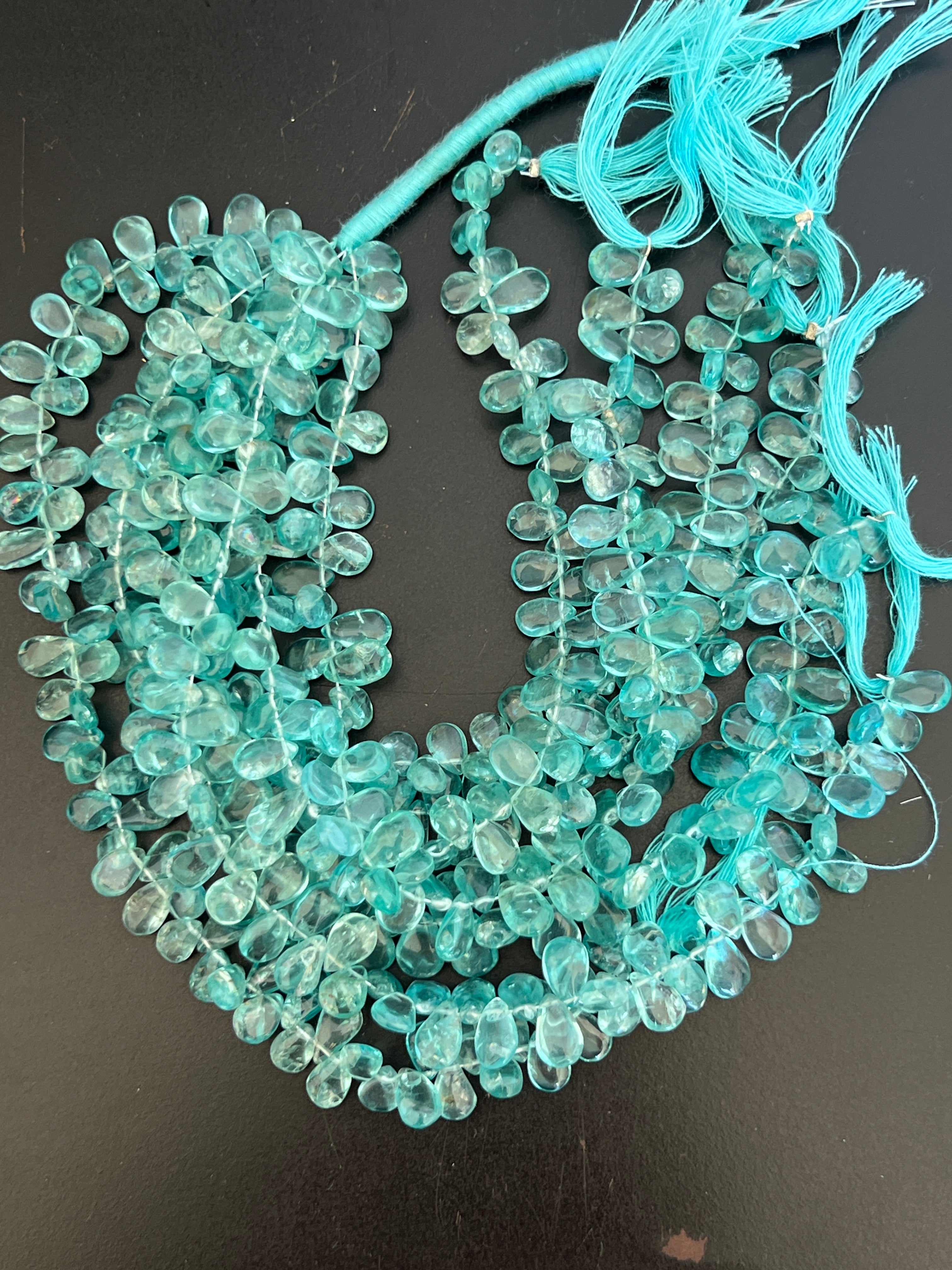 Petites gouttes lisses en Apatite