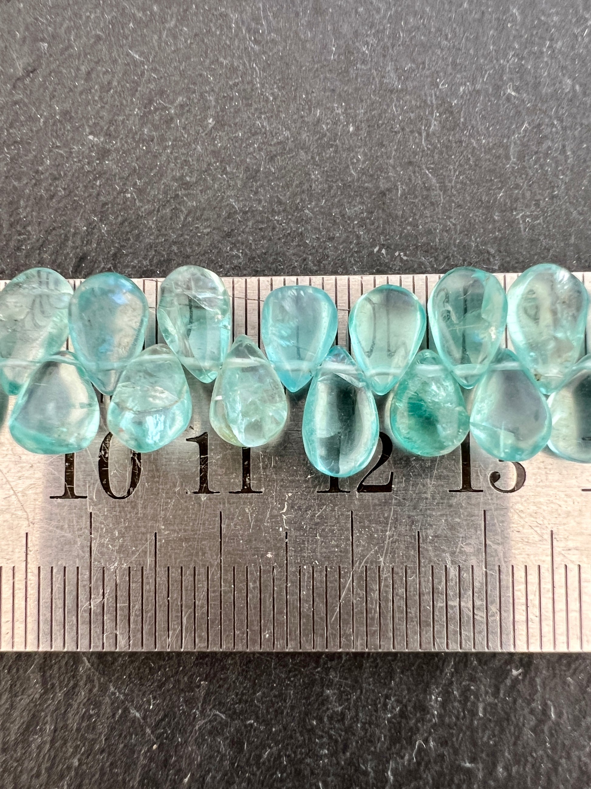 Petites gouttes lisses en Apatite