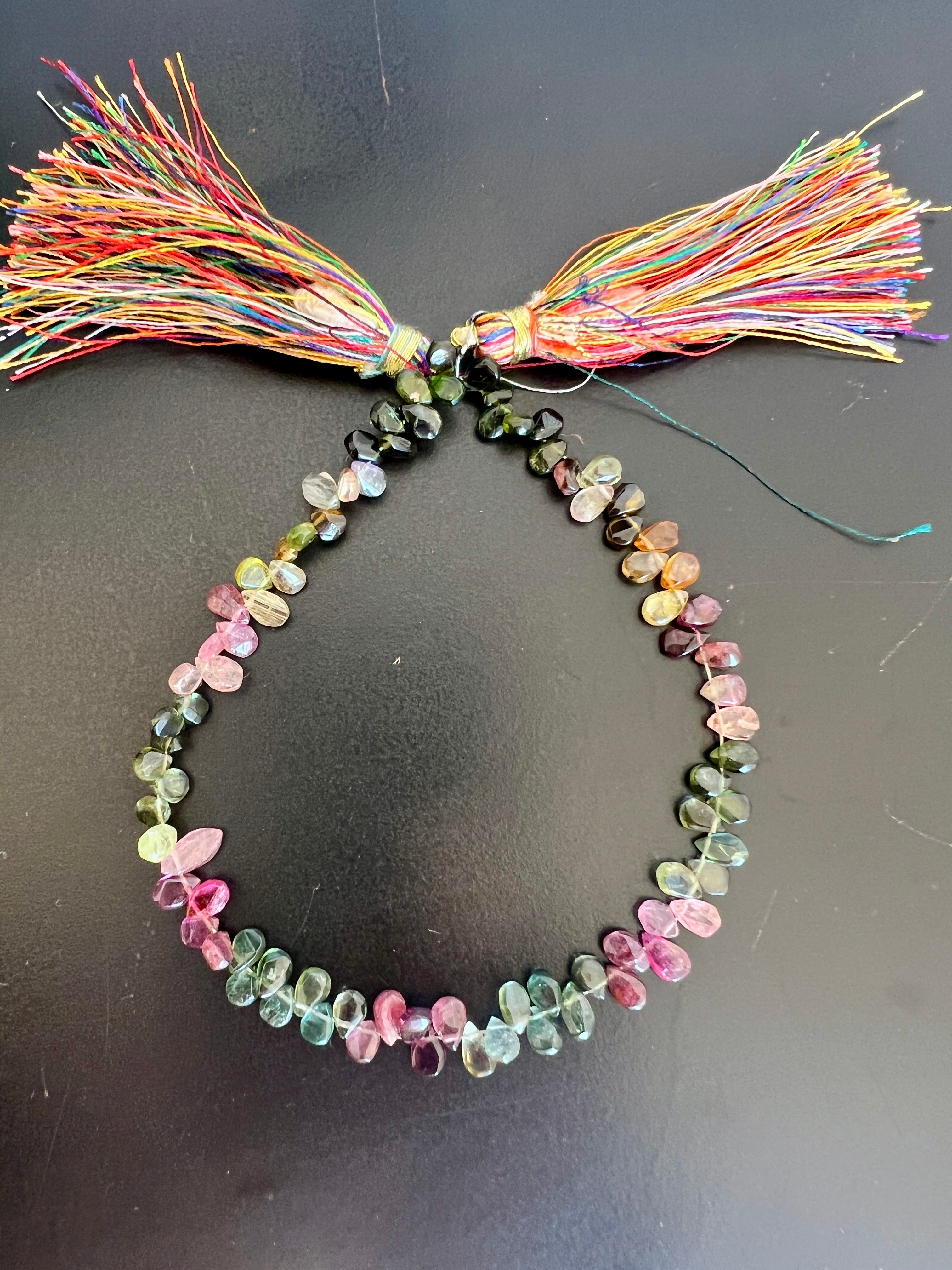 Fil de petites gouttes en Tourmaline
