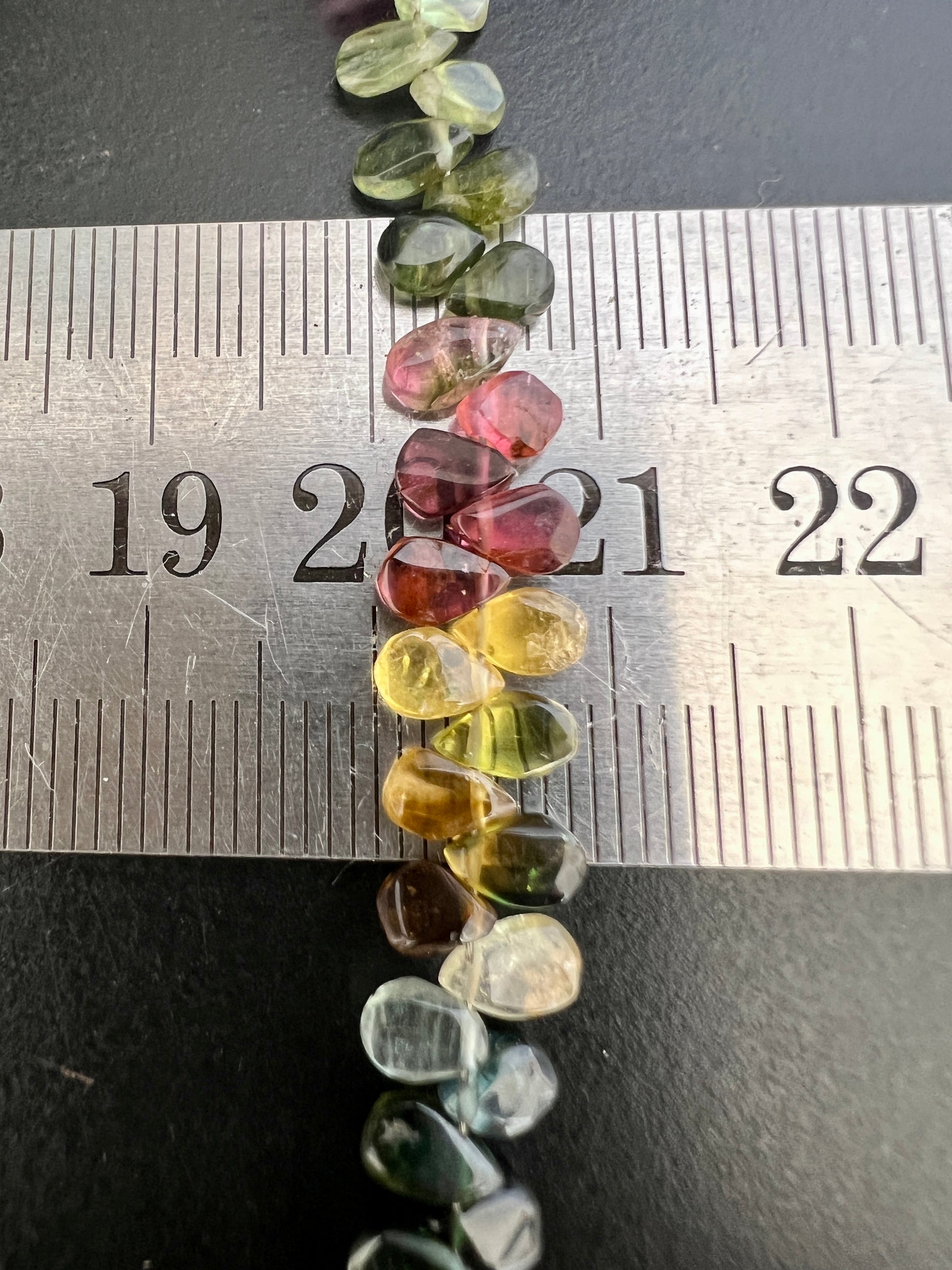 Fil de petites gouttes en Tourmaline