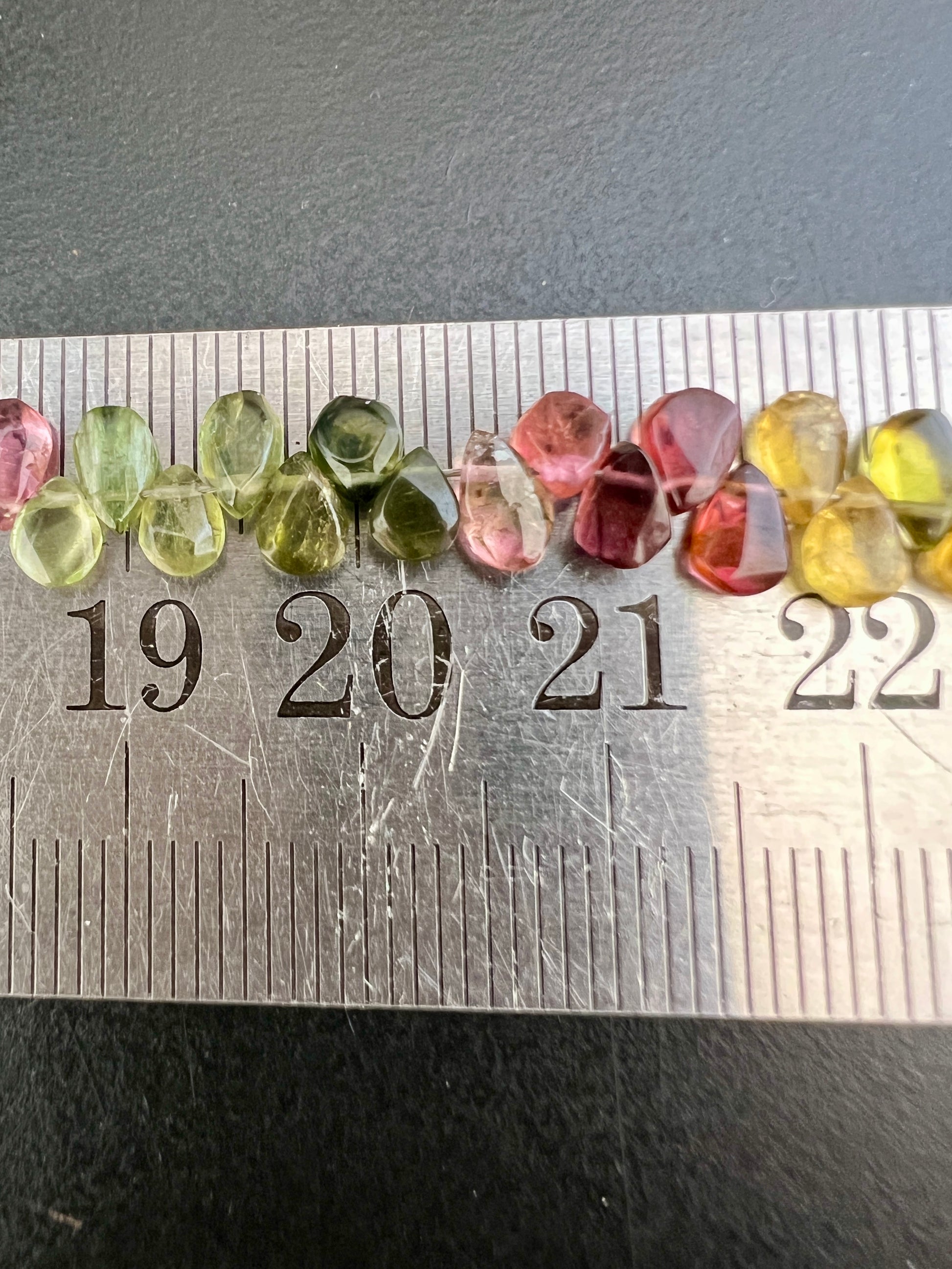 Fil de petites gouttes en Tourmaline