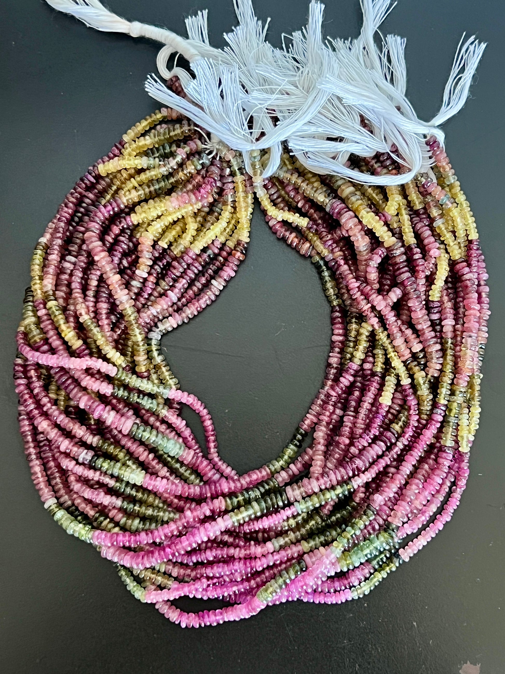Fil de petites rondelles de Tourmaline rose, verte et jaune