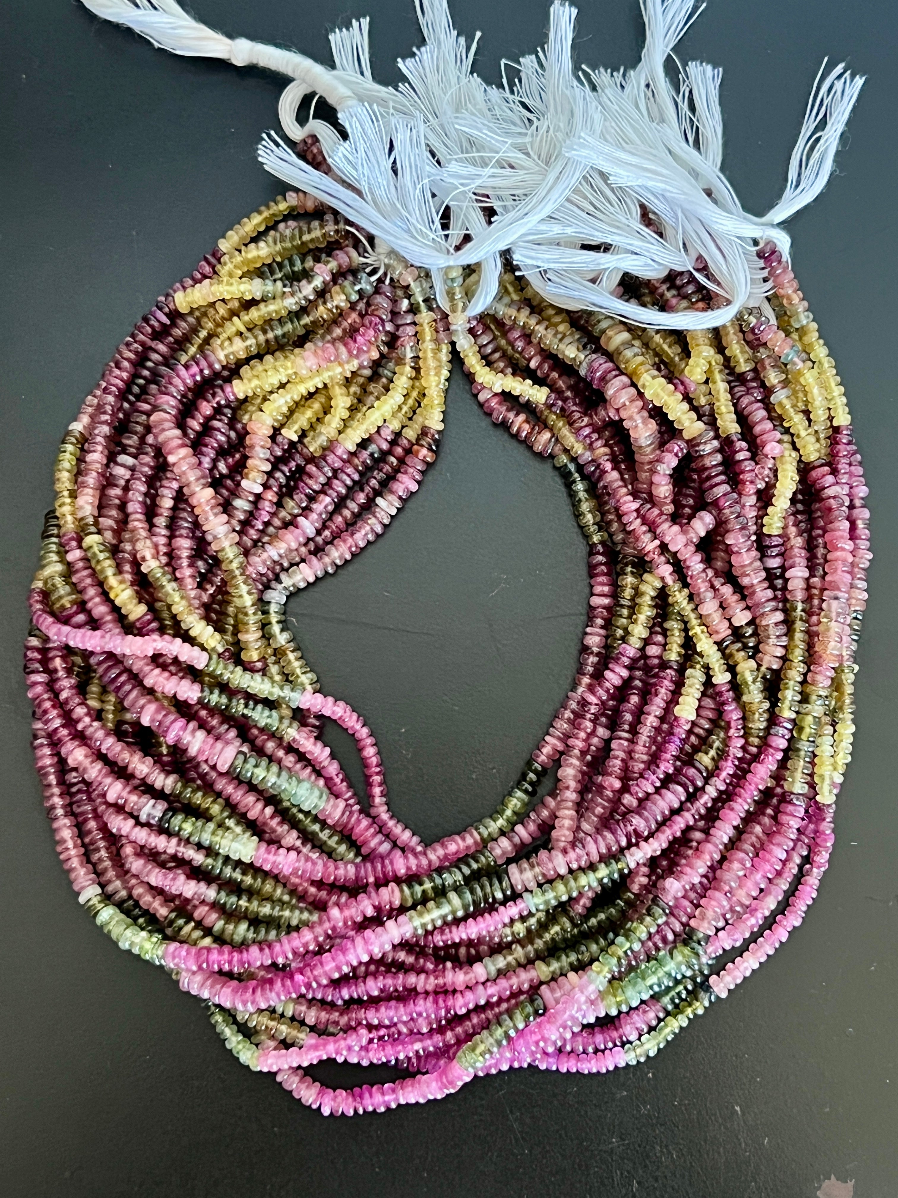 Fil de petites rondelles de Tourmaline rose, verte et jaune