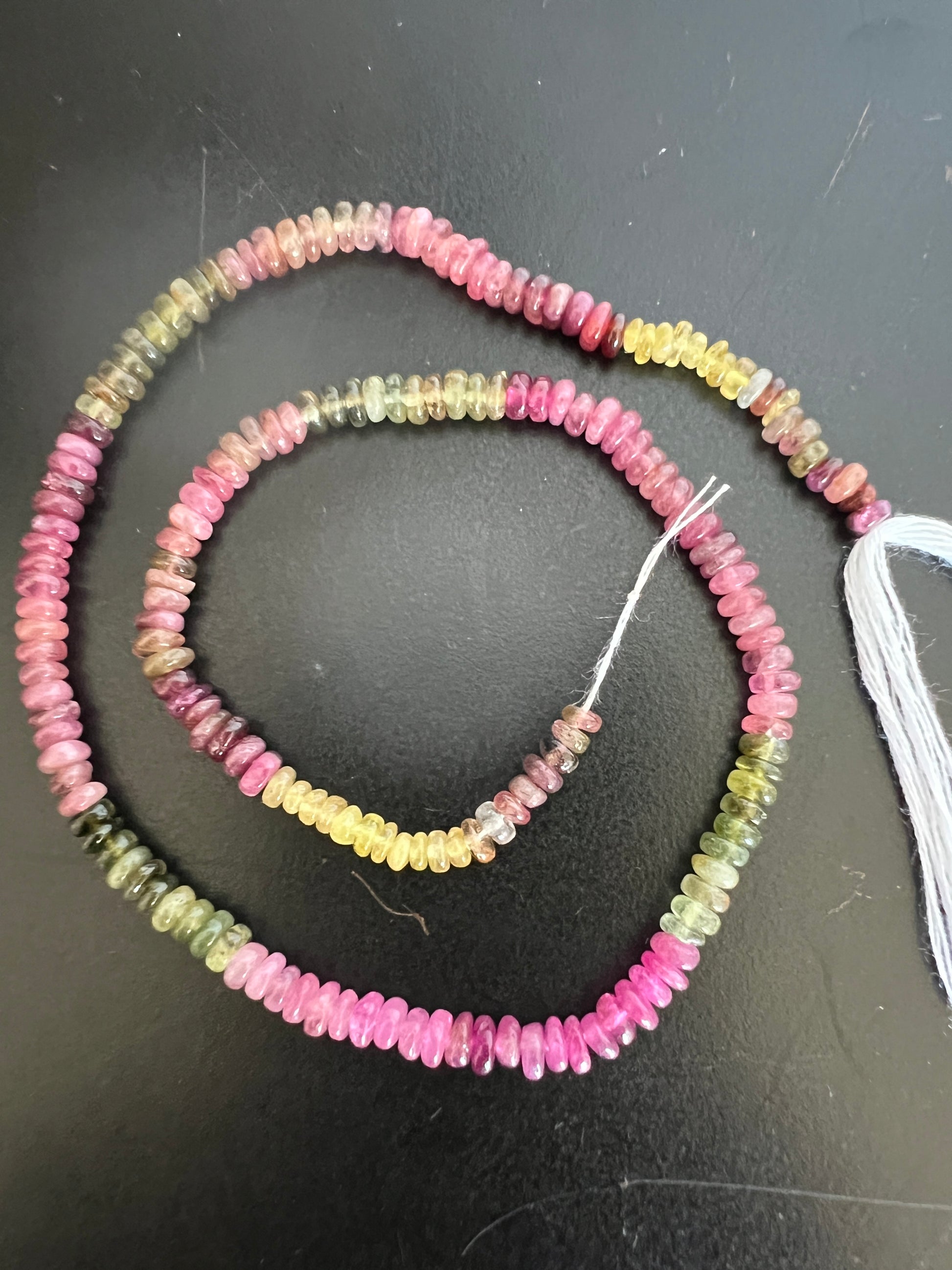 Fil de petites rondelles de Tourmaline rose, verte et jaune