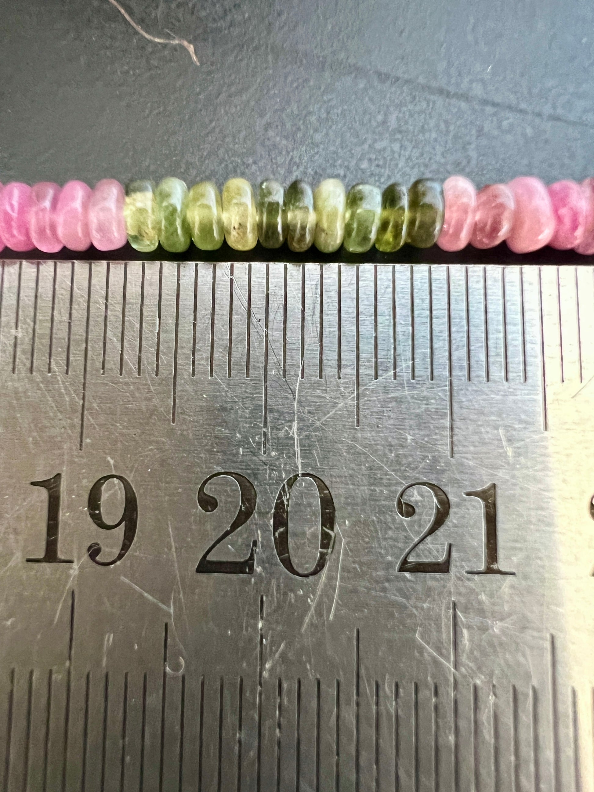 Fil de petites rondelles de Tourmaline rose, verte et jaune
