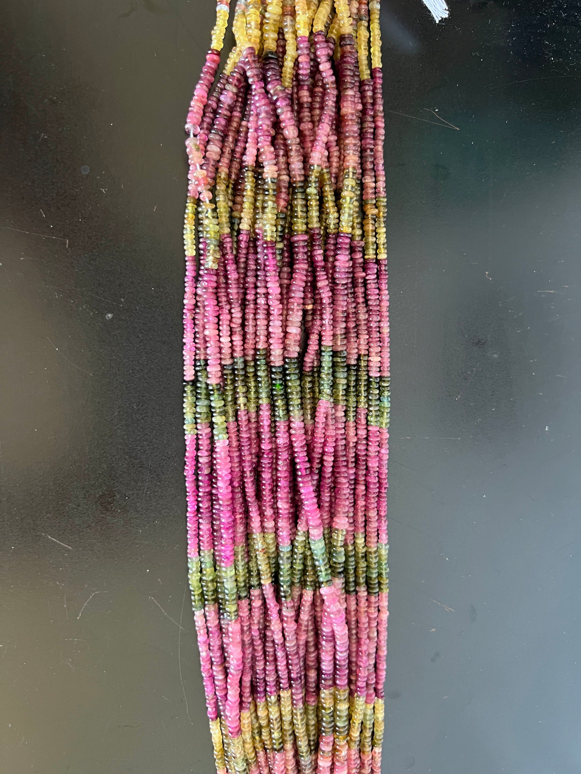 Fil de petites rondelles de Tourmaline rose, verte et jaune