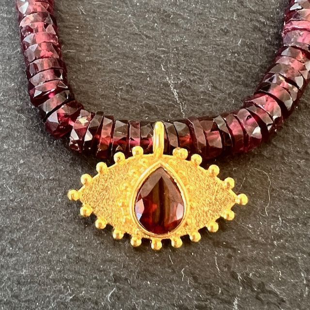 Nouveau Talisman Oeil Grenat 1
