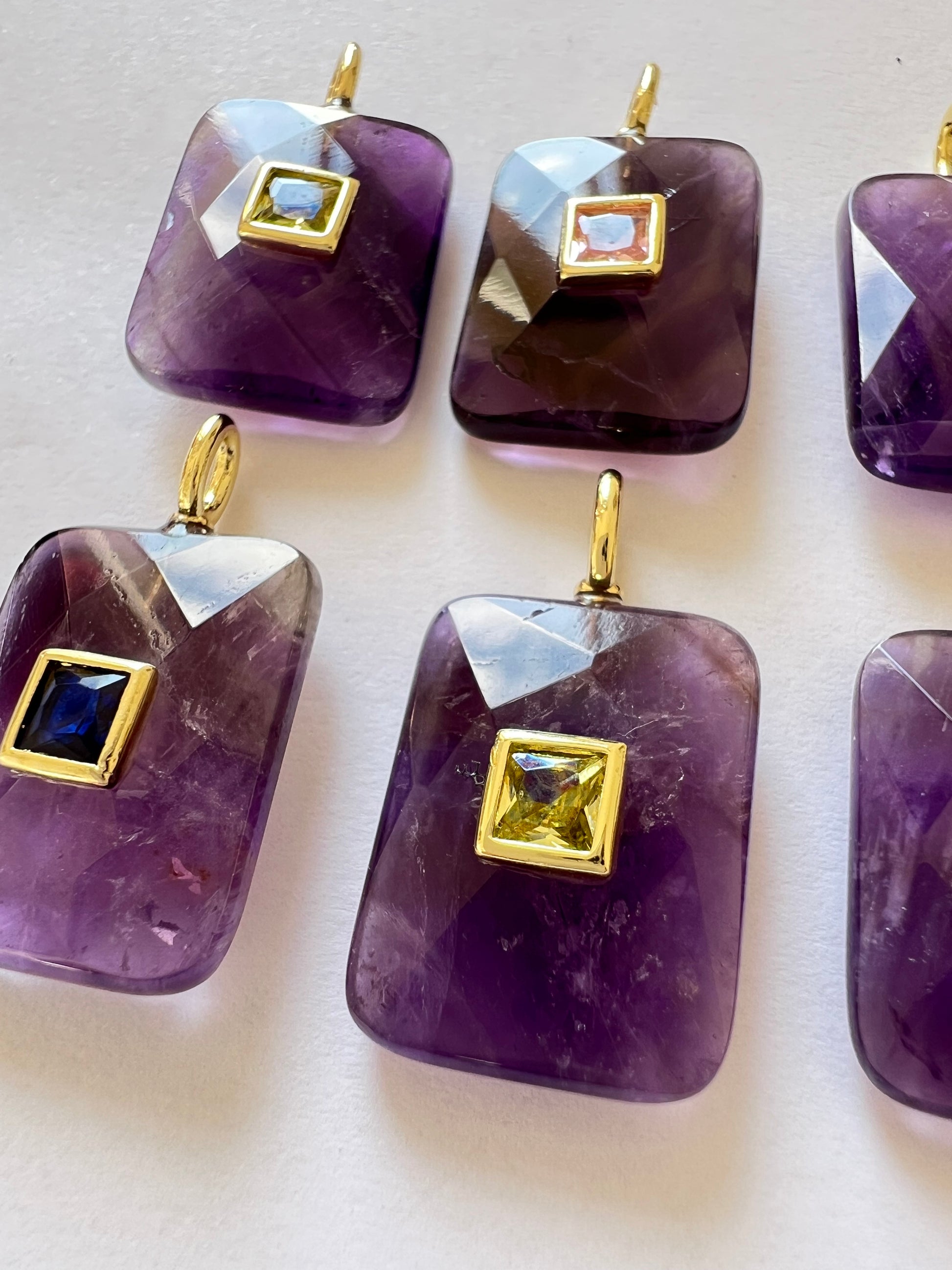 Pendentif Rectangle en Pierre Serti d'un Zircon Améthyste