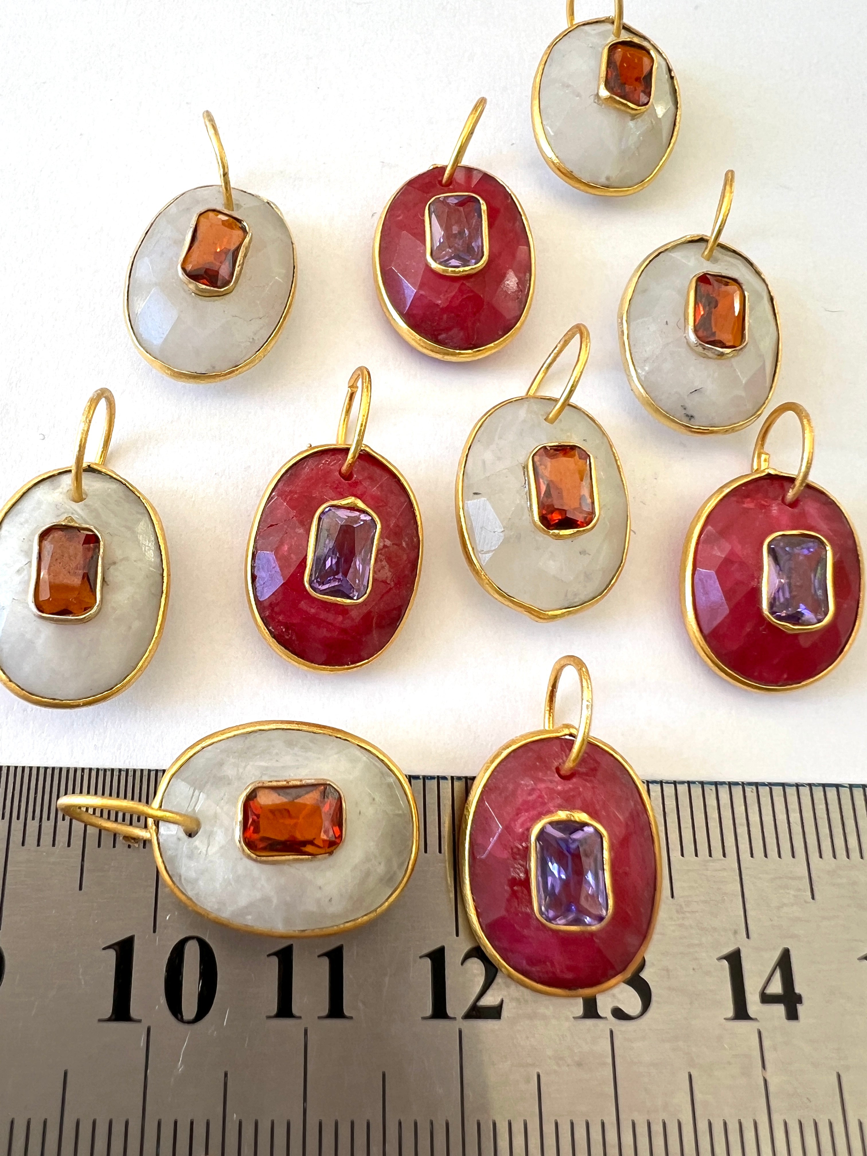 Pendentif Serti et Incrusté d'un Zircon