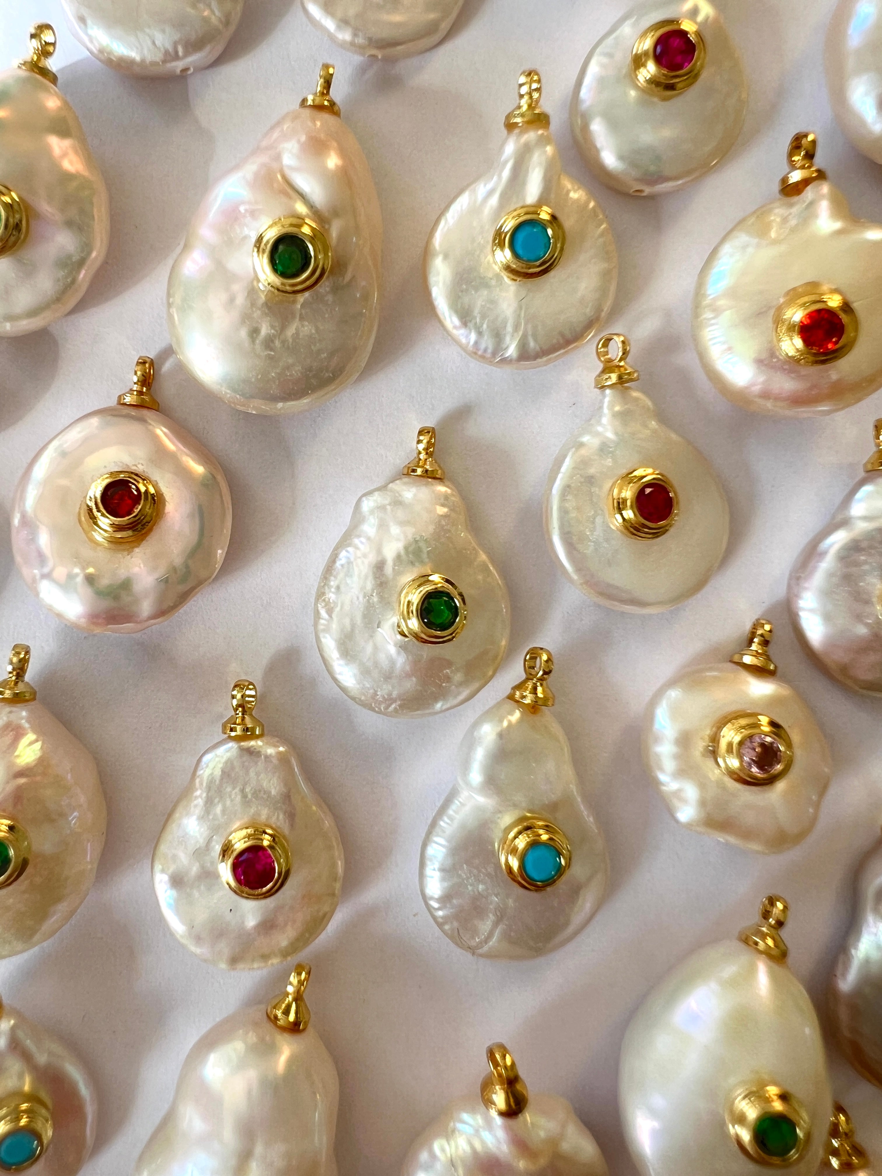 Pendentif en perle de culture et Zircon serti.