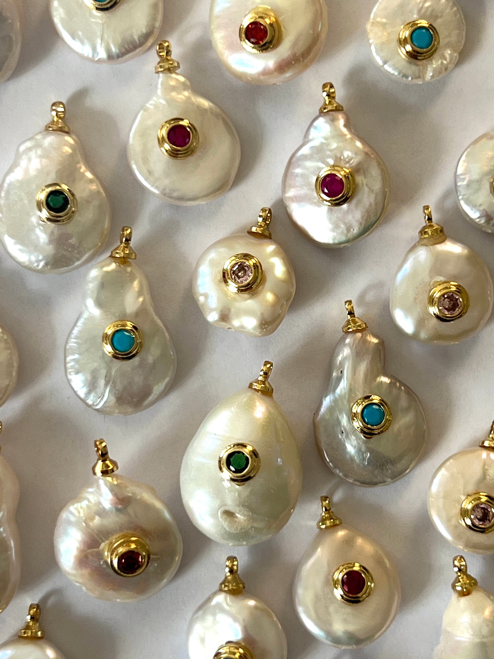 Pendentif en perle de culture et Zircon serti.