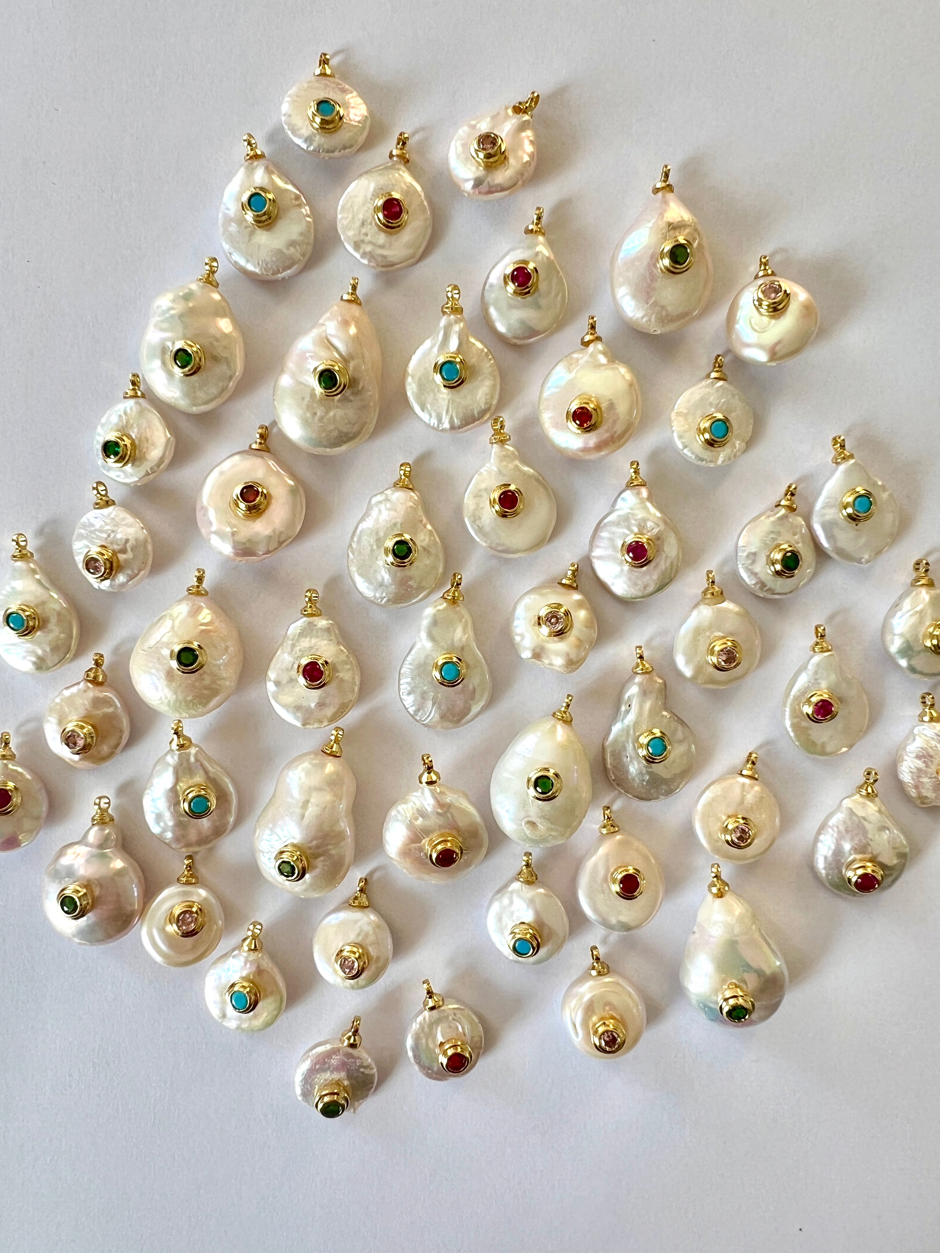 Pendentif en perle de culture et Zircon serti.