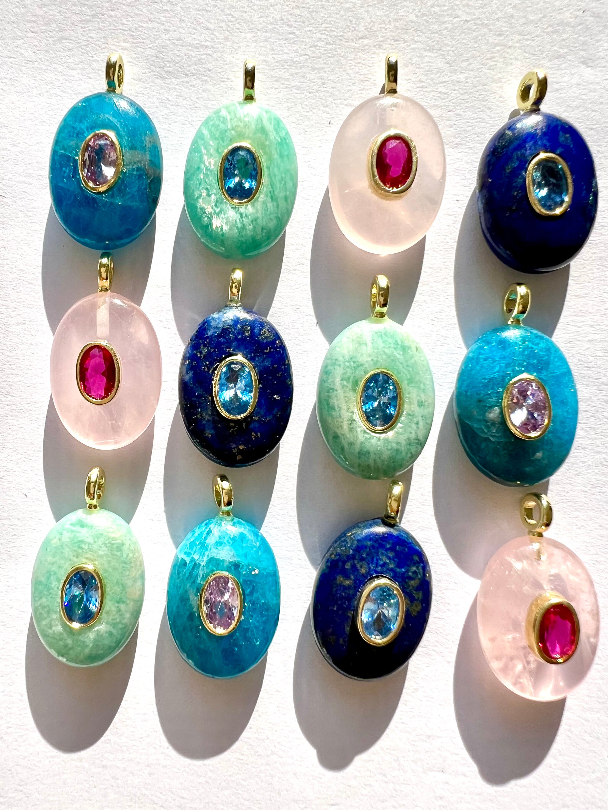 Pendentif ovale en pierre serti d'un Zircon