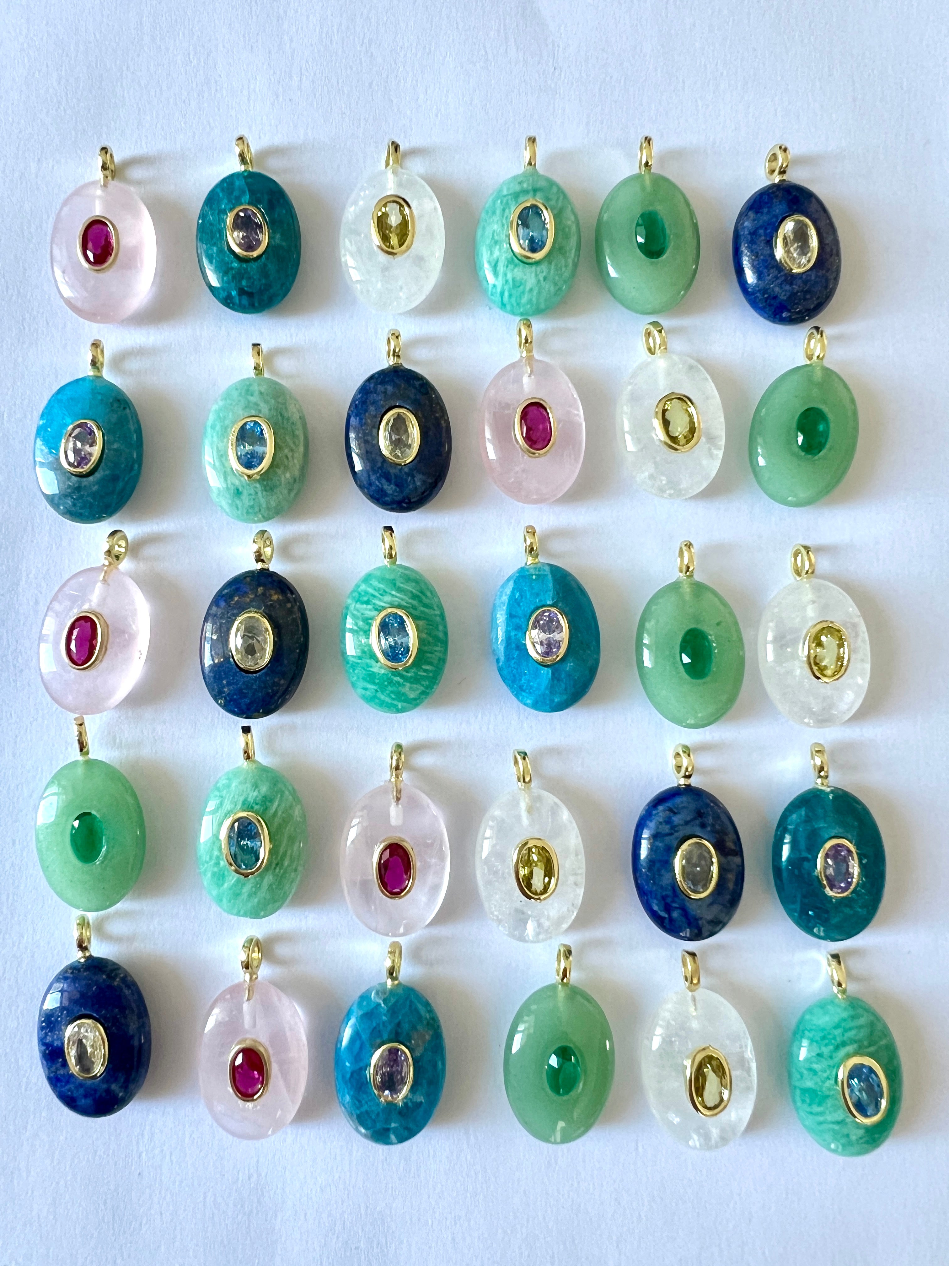 Pendentif ovale en pierre serti d'un Zircon