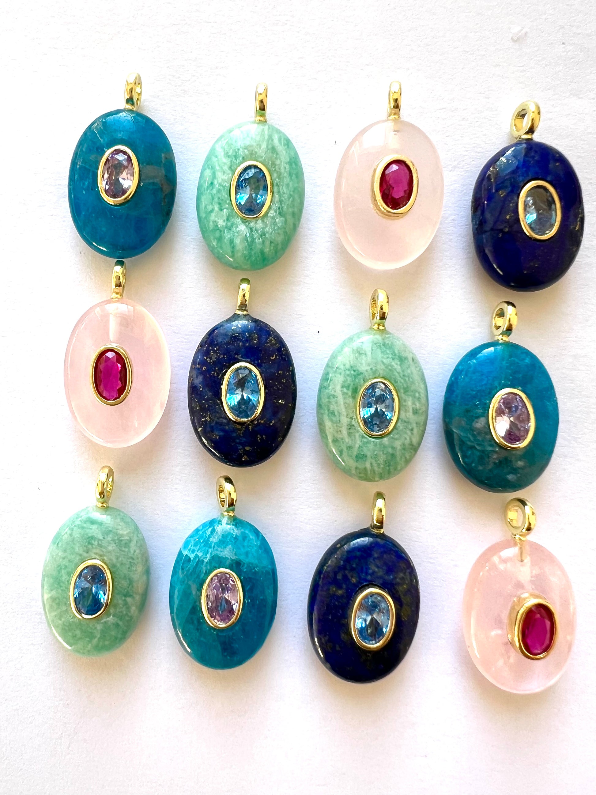 Pendentif ovale en pierre serti d'un Zircon