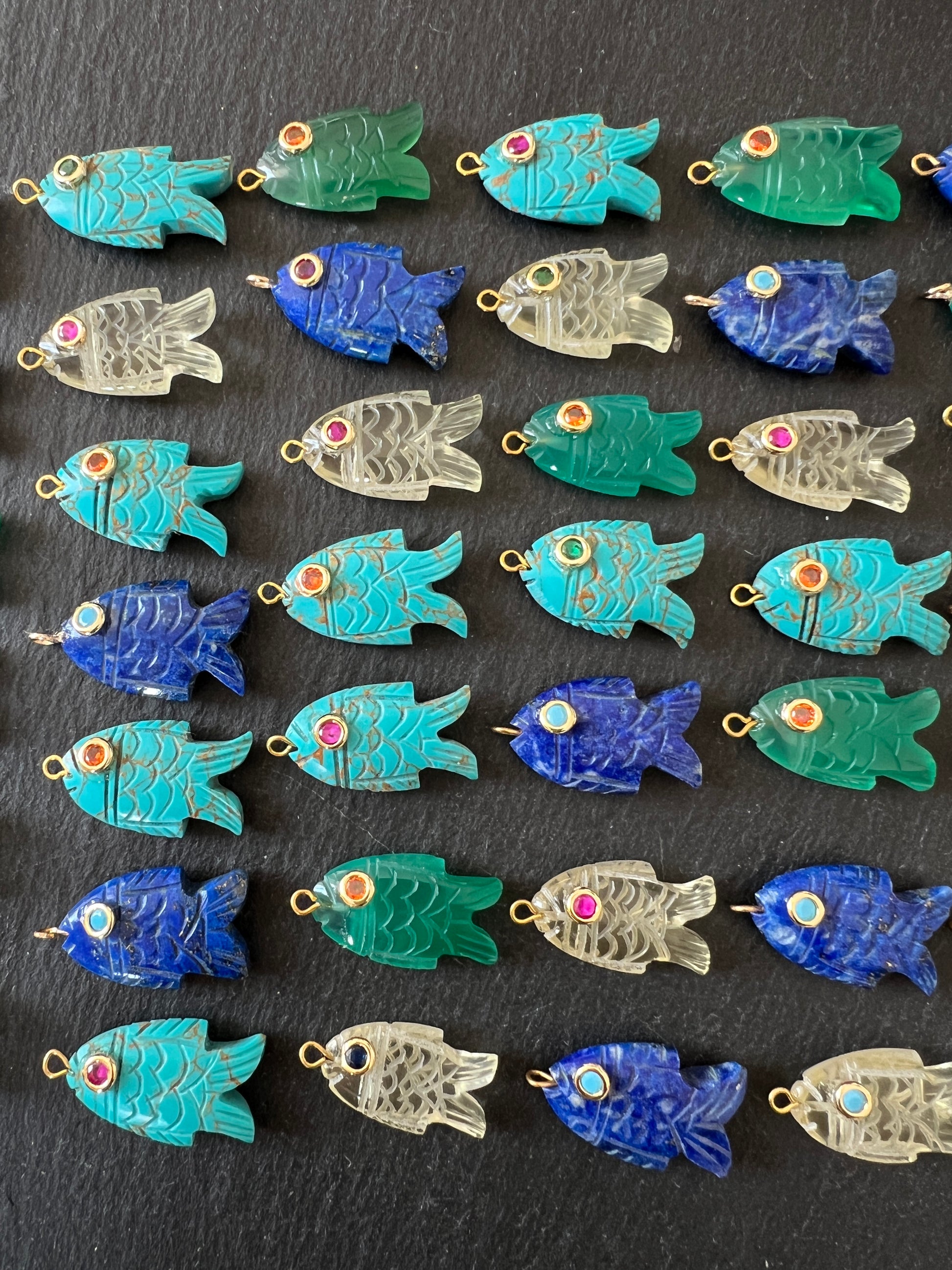 Pendentifs Poissons en Pierres sculptées