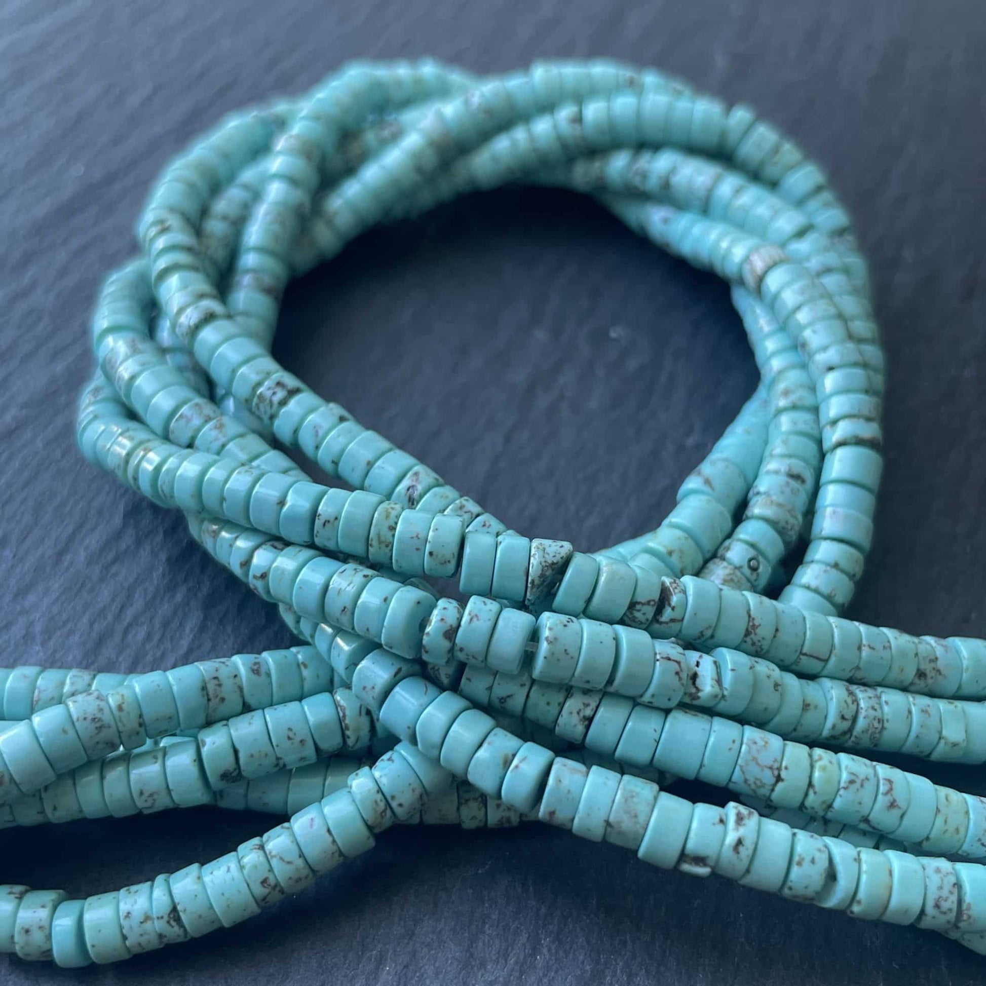 Heishi howlite teintée 4 mm