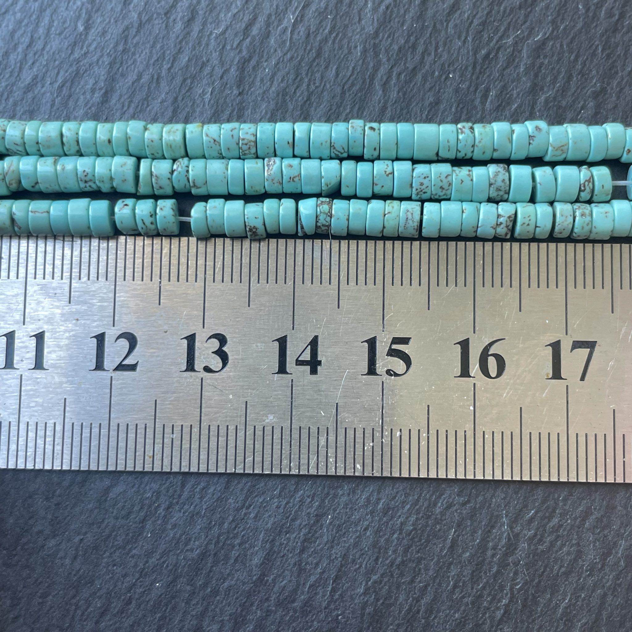 Heishi howlite teintée 4 mm