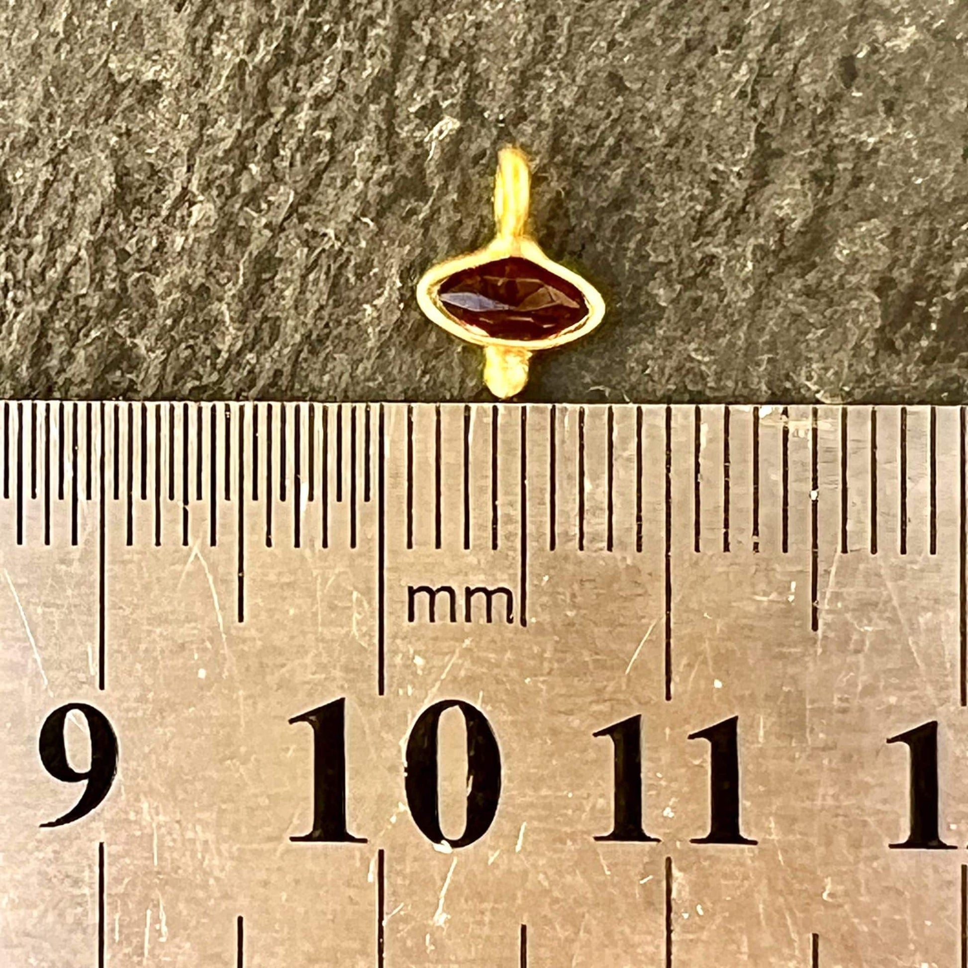 Mini Breloque Œil de Grenat