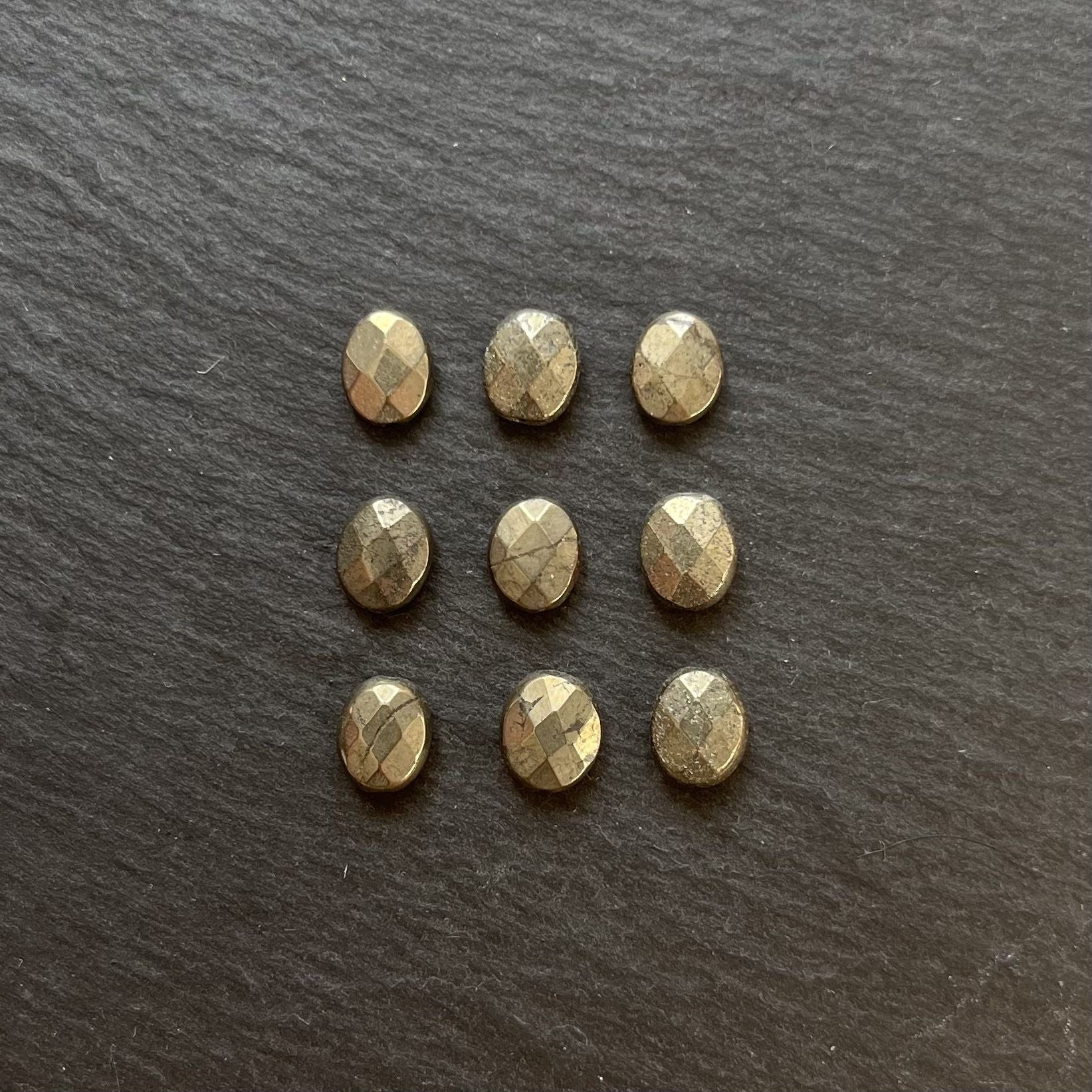 Pierre ovale en pyrite facettée
